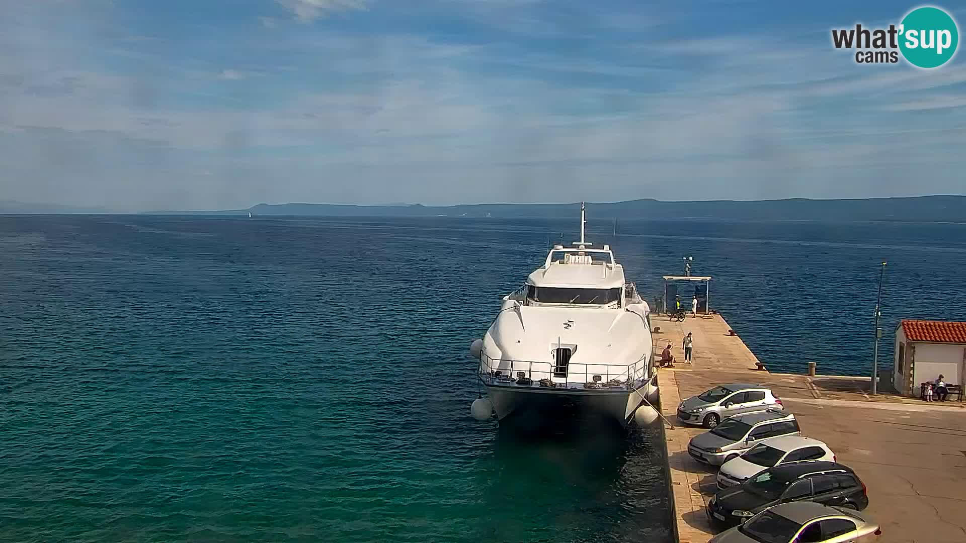 Spletna kamera Bol – Center mesta in marina v živo