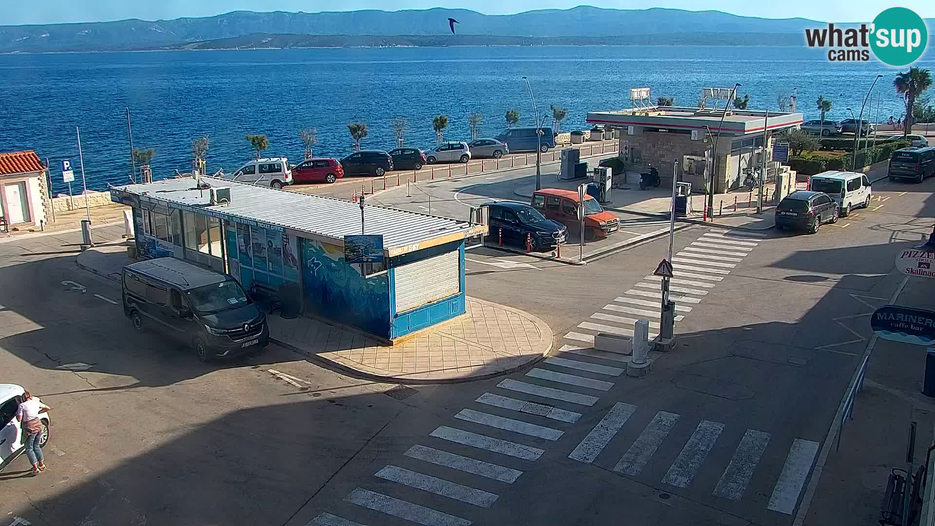 Spletna kamera Bol – Center mesta in marina v živo