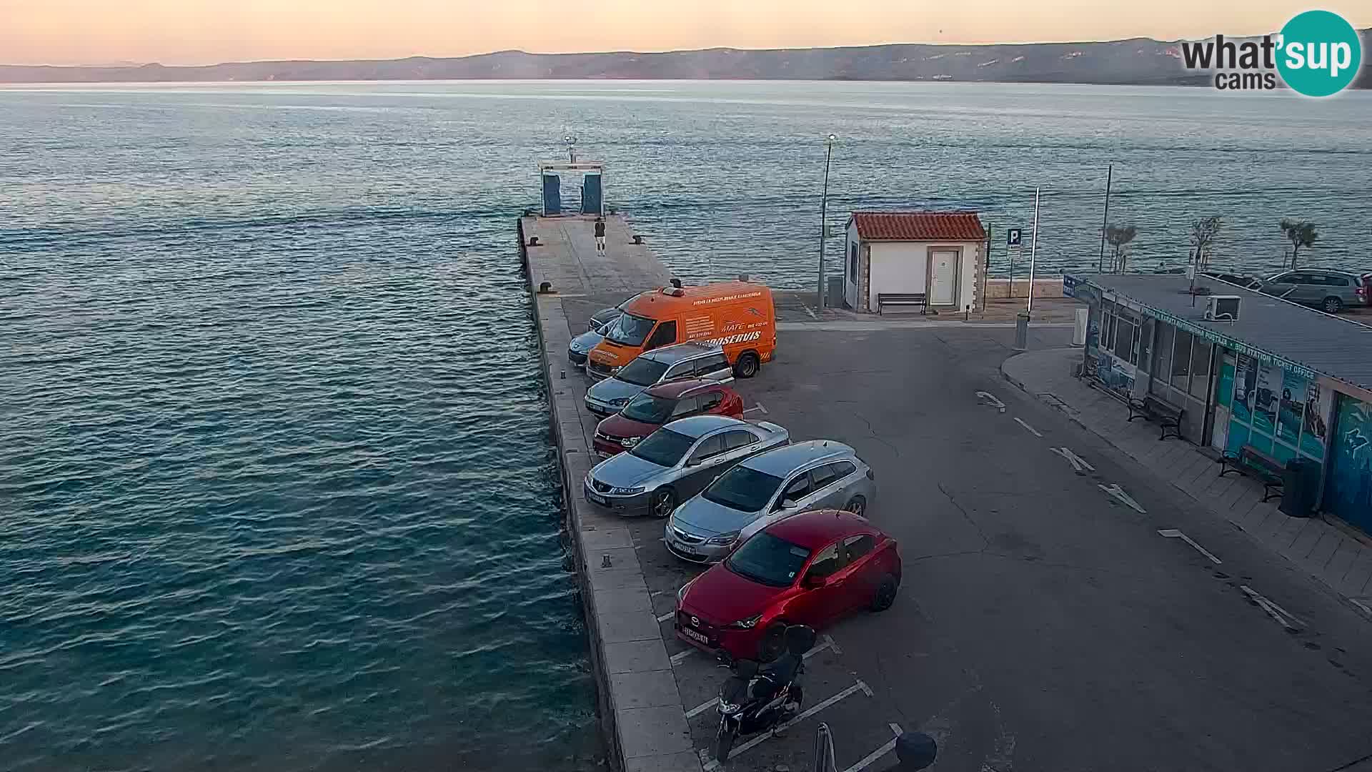 Spletna kamera Bol – Center mesta in marina v živo