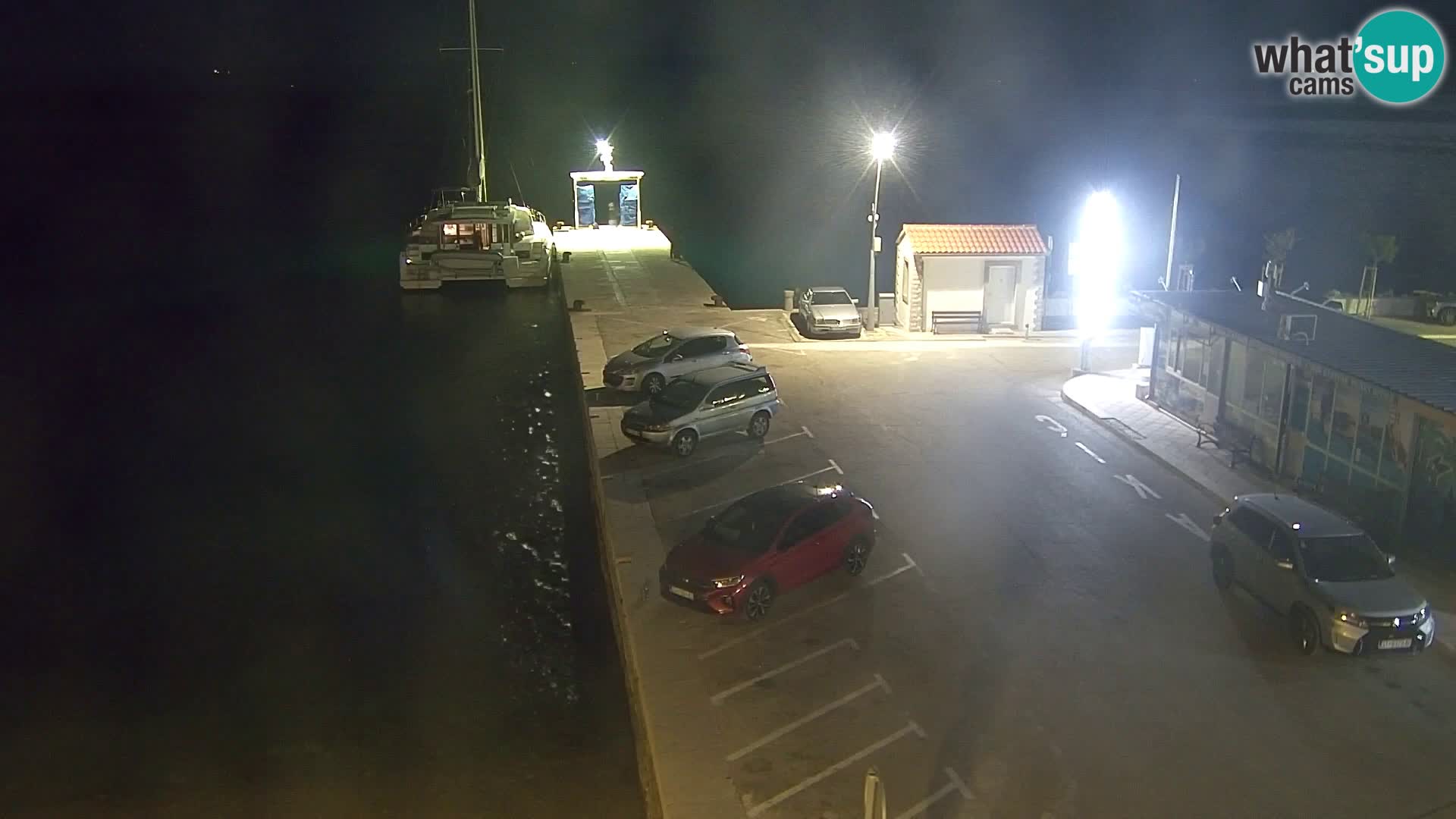 Spletna kamera Bol – Center mesta in marina v živo