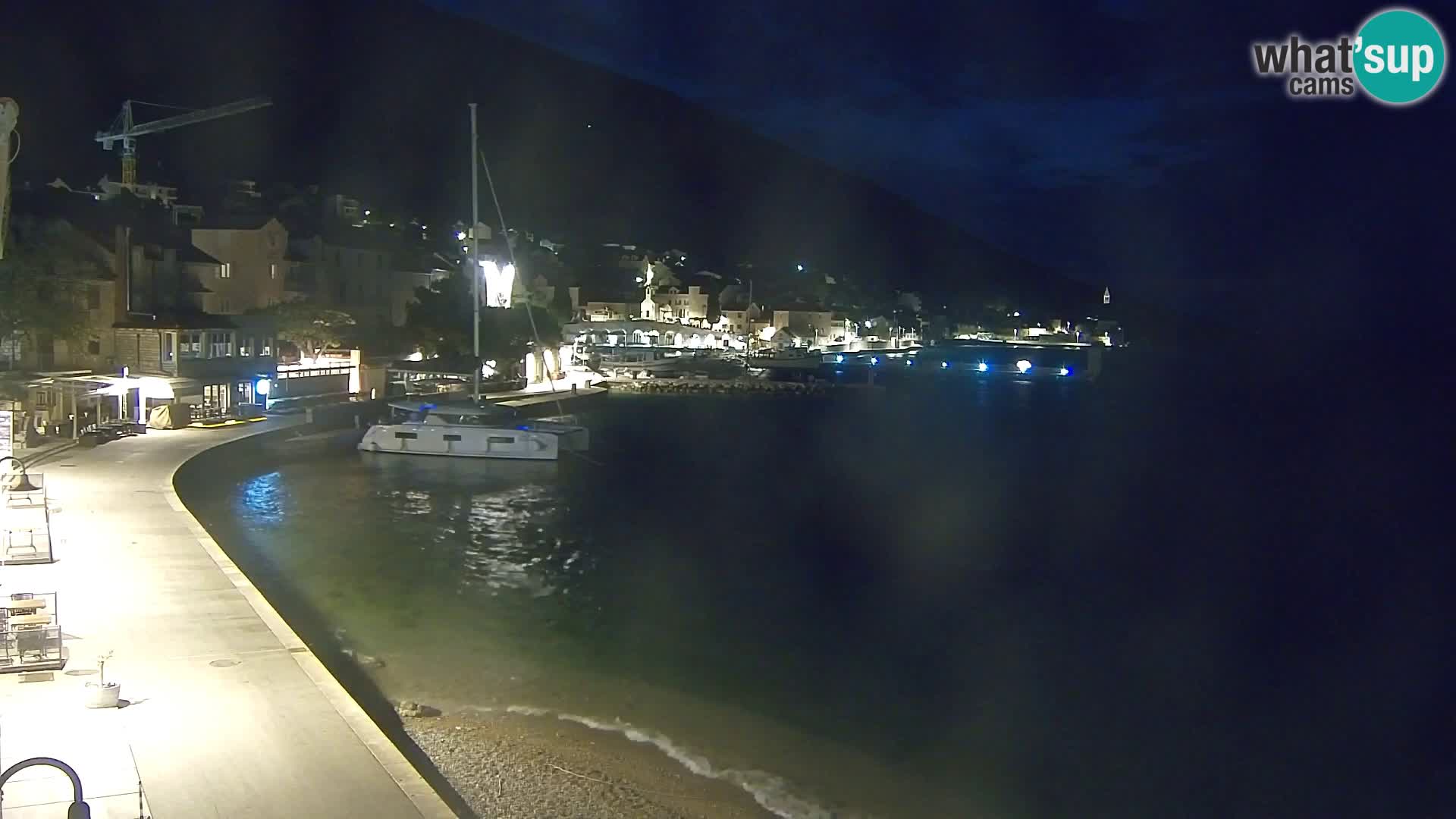 Spletna kamera Bol – Center mesta in marina v živo