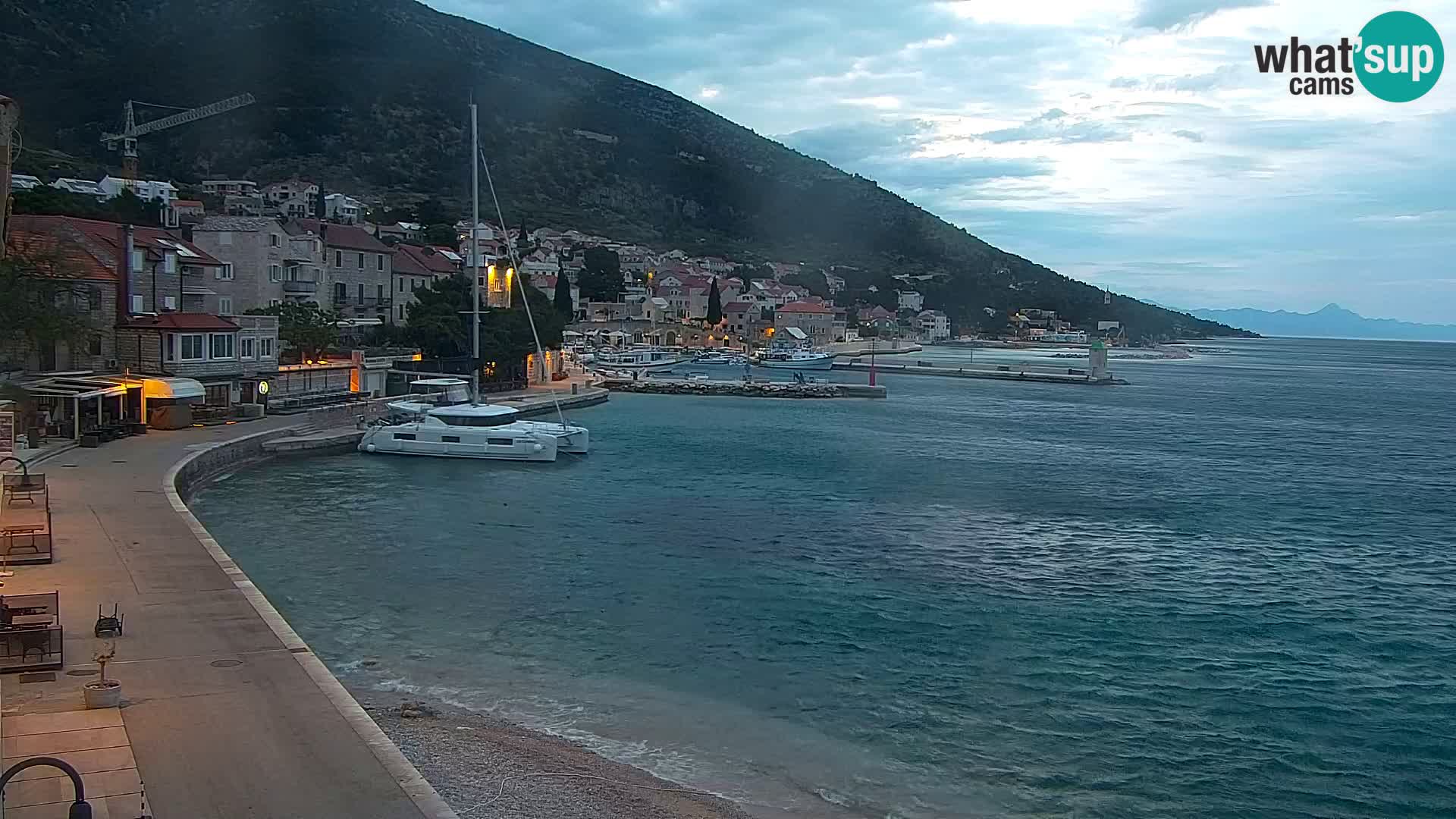 Spletna kamera Bol – Center mesta in marina v živo