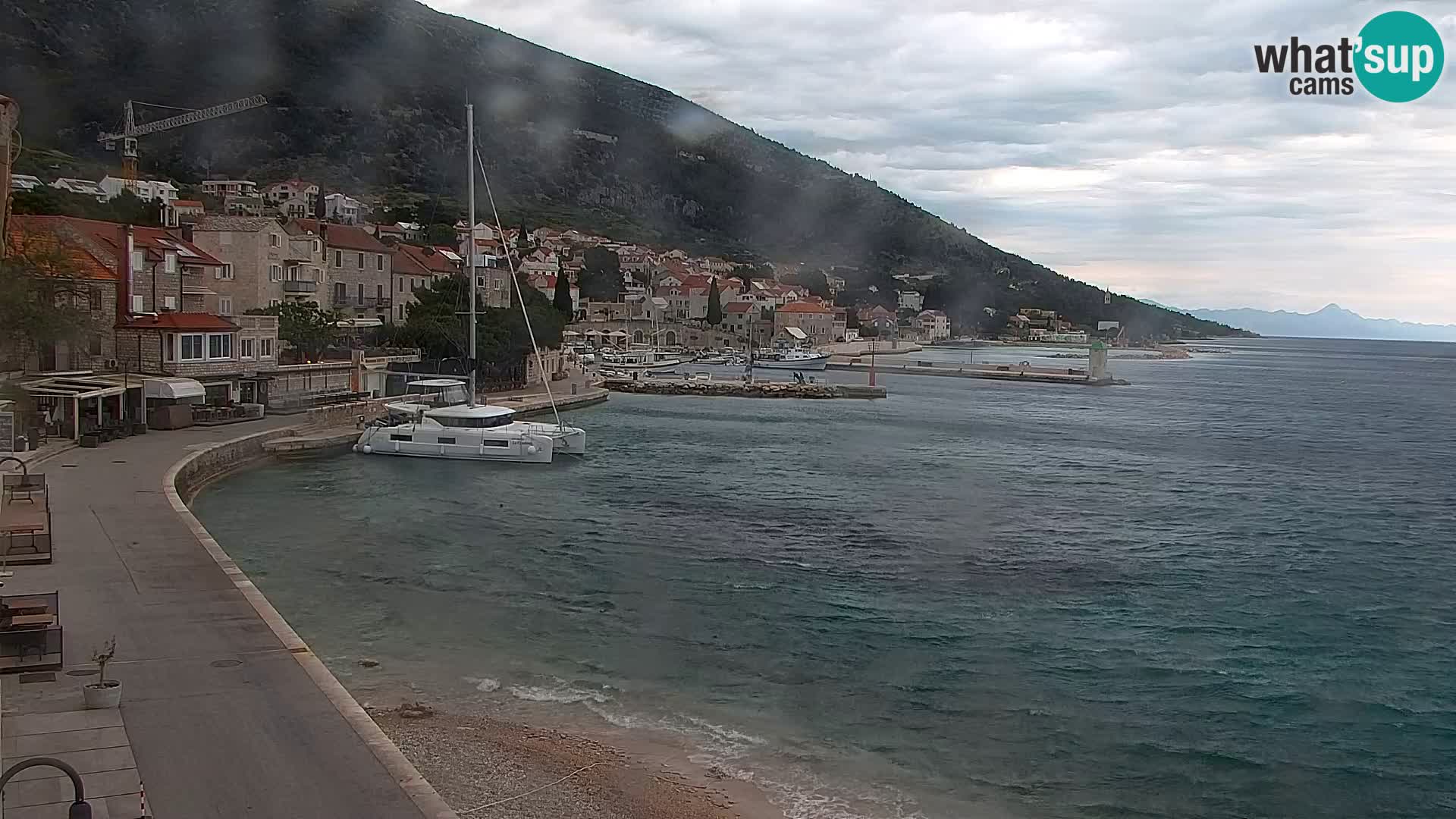 Spletna kamera Bol – Center mesta in marina v živo