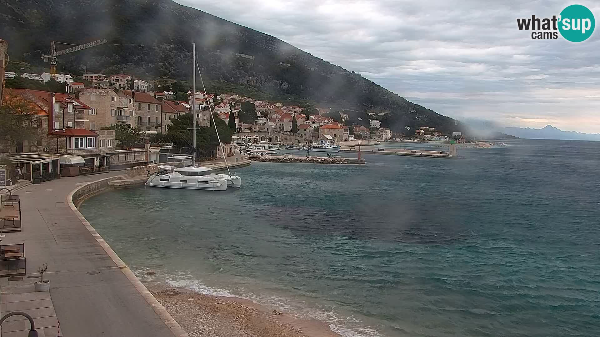 Spletna kamera Bol – Center mesta in marina v živo