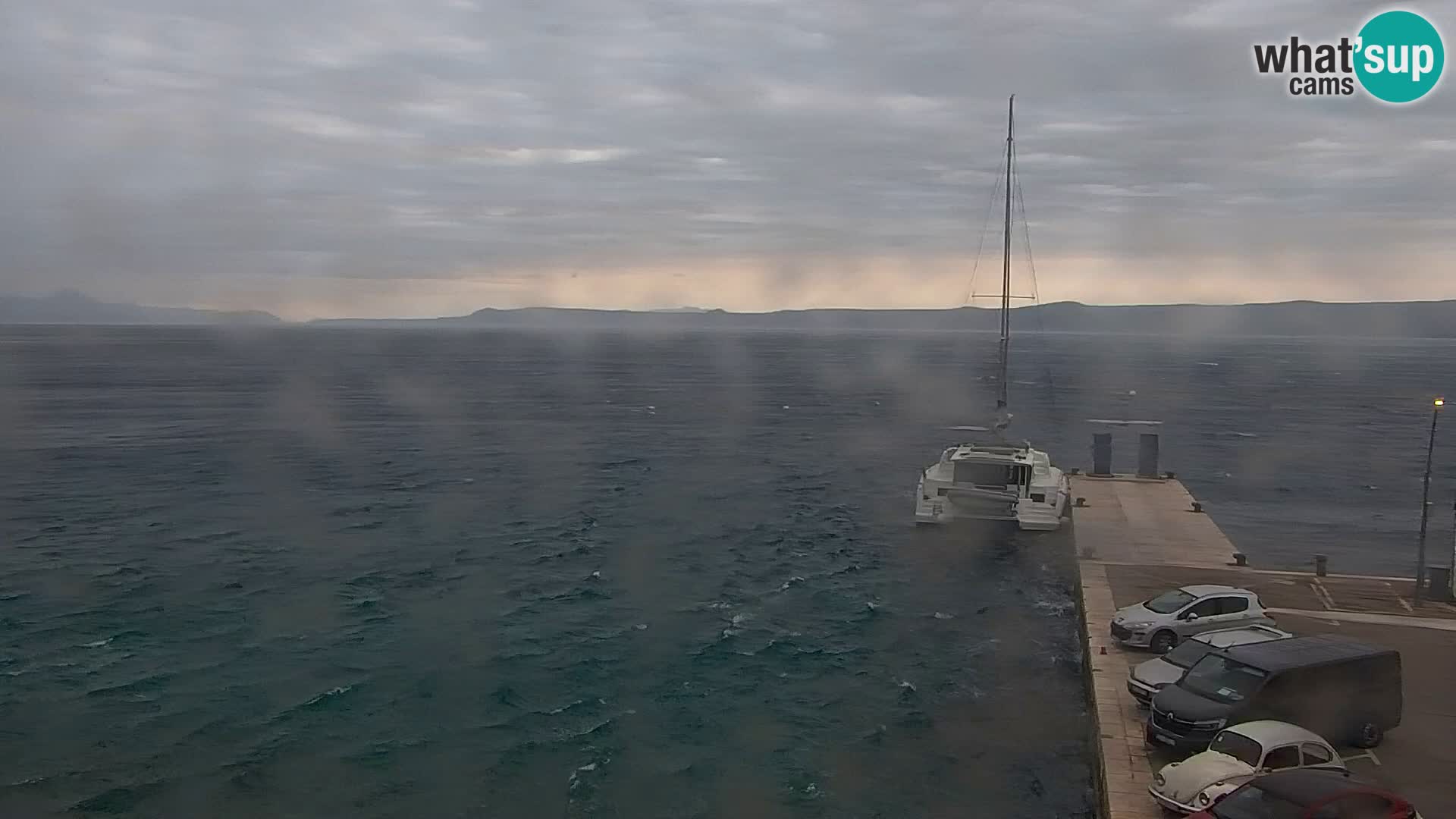 Spletna kamera Bol – Center mesta in marina v živo