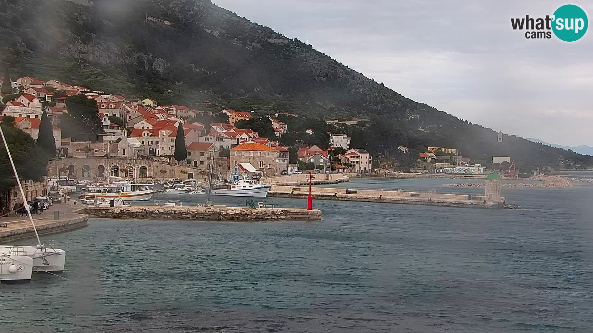 Spletna kamera Bol – Center mesta in marina v živo