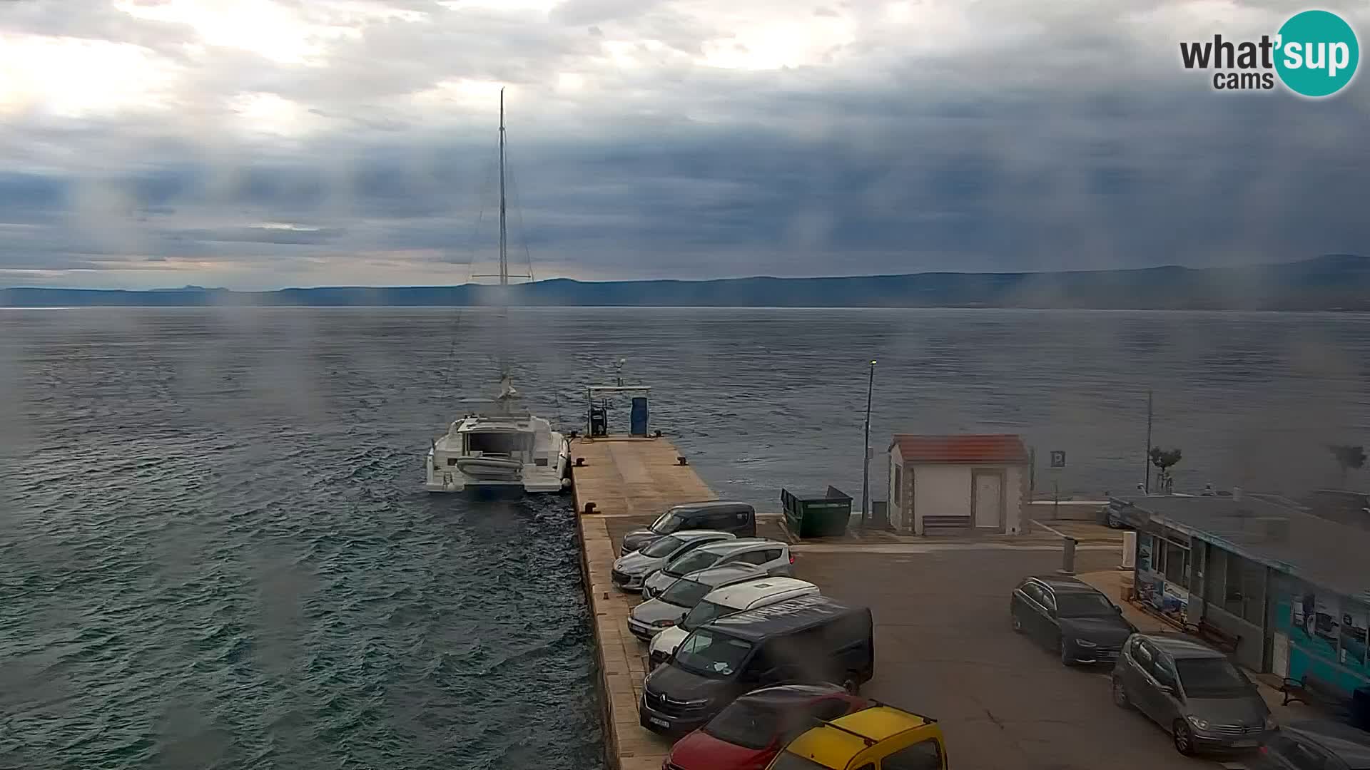 Spletna kamera Bol – Center mesta in marina v živo