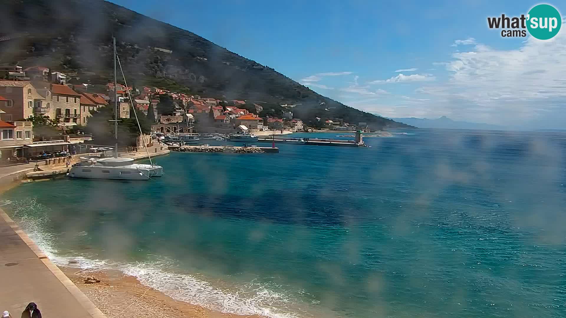 Spletna kamera Bol – Center mesta in marina v živo