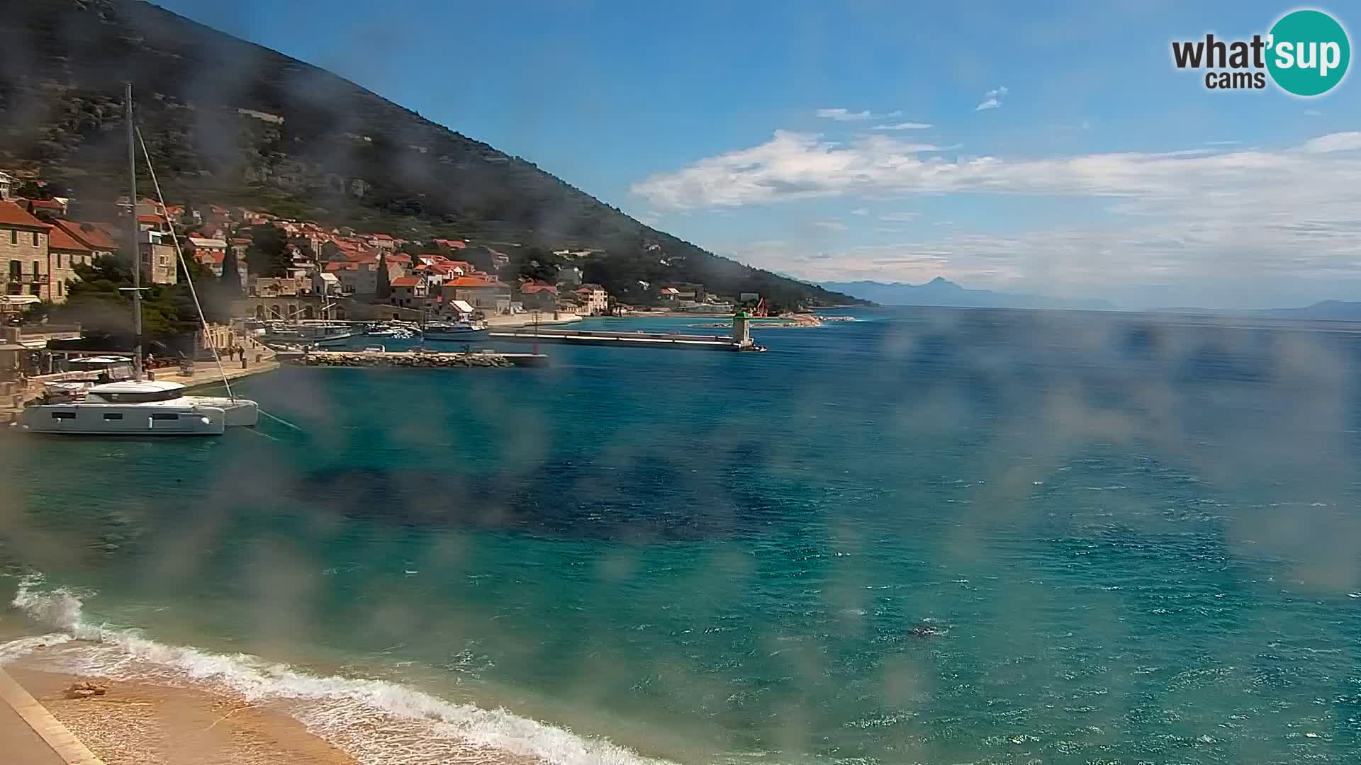 Spletna kamera Bol – Center mesta in marina v živo