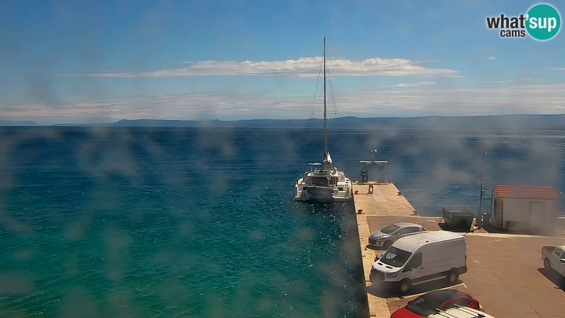 Spletna kamera Bol – Center mesta in marina v živo