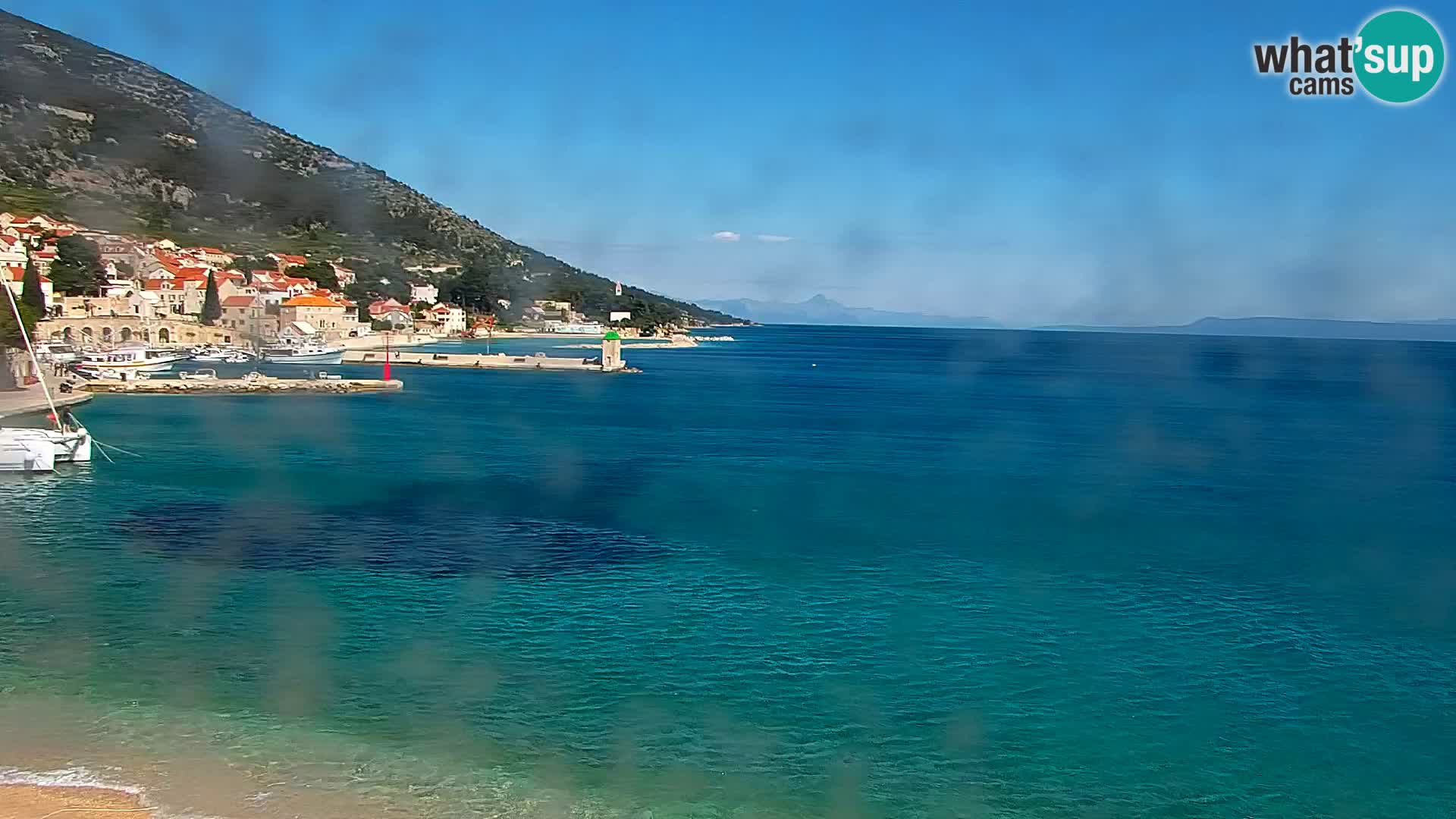 Spletna kamera Bol – Center mesta in marina v živo