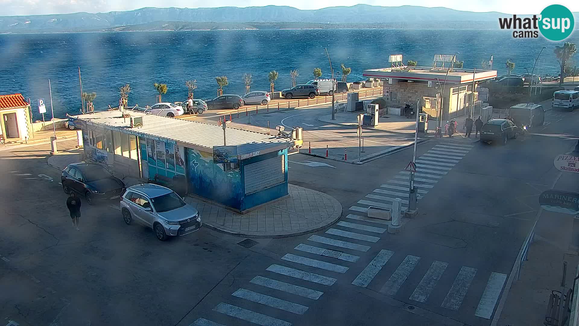 Web kamera Bol – Centar mjesta i marina | Pogled uživo