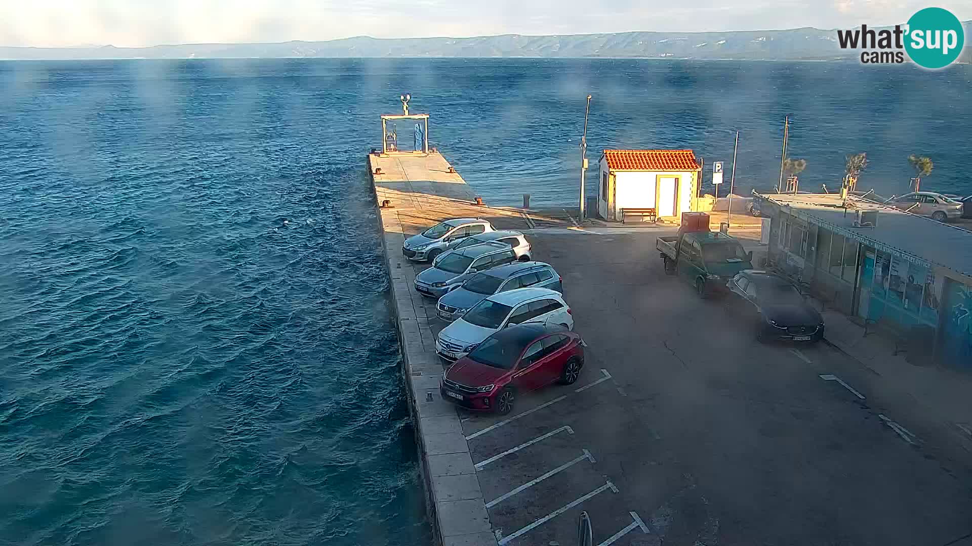 Spletna kamera Bol – Center mesta in marina v živo