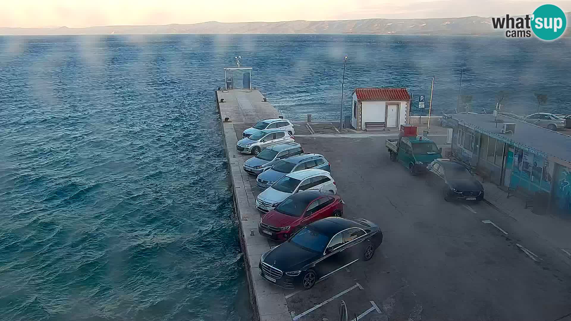 Spletna kamera Bol – Center mesta in marina v živo