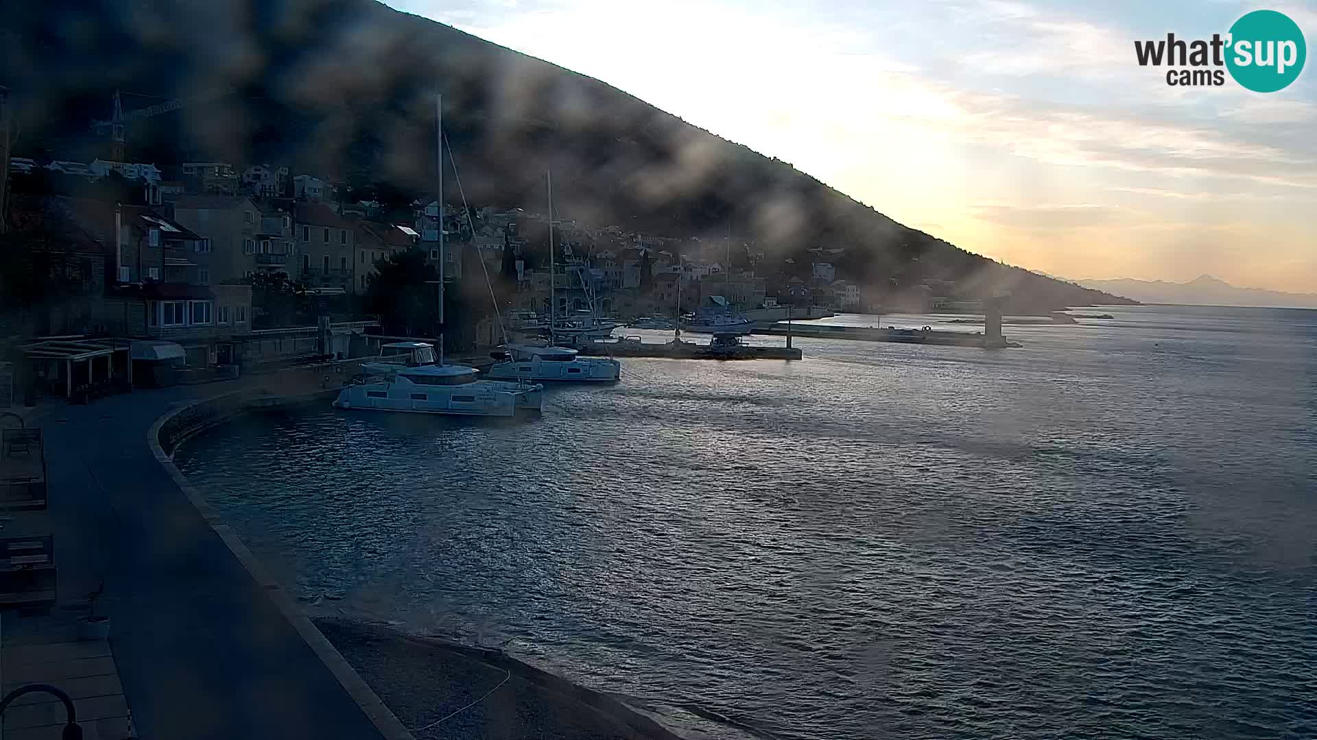 Spletna kamera Bol – Center mesta in marina v živo