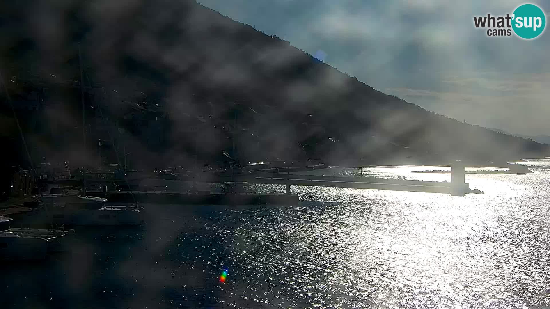 Spletna kamera Bol – Center mesta in marina v živo