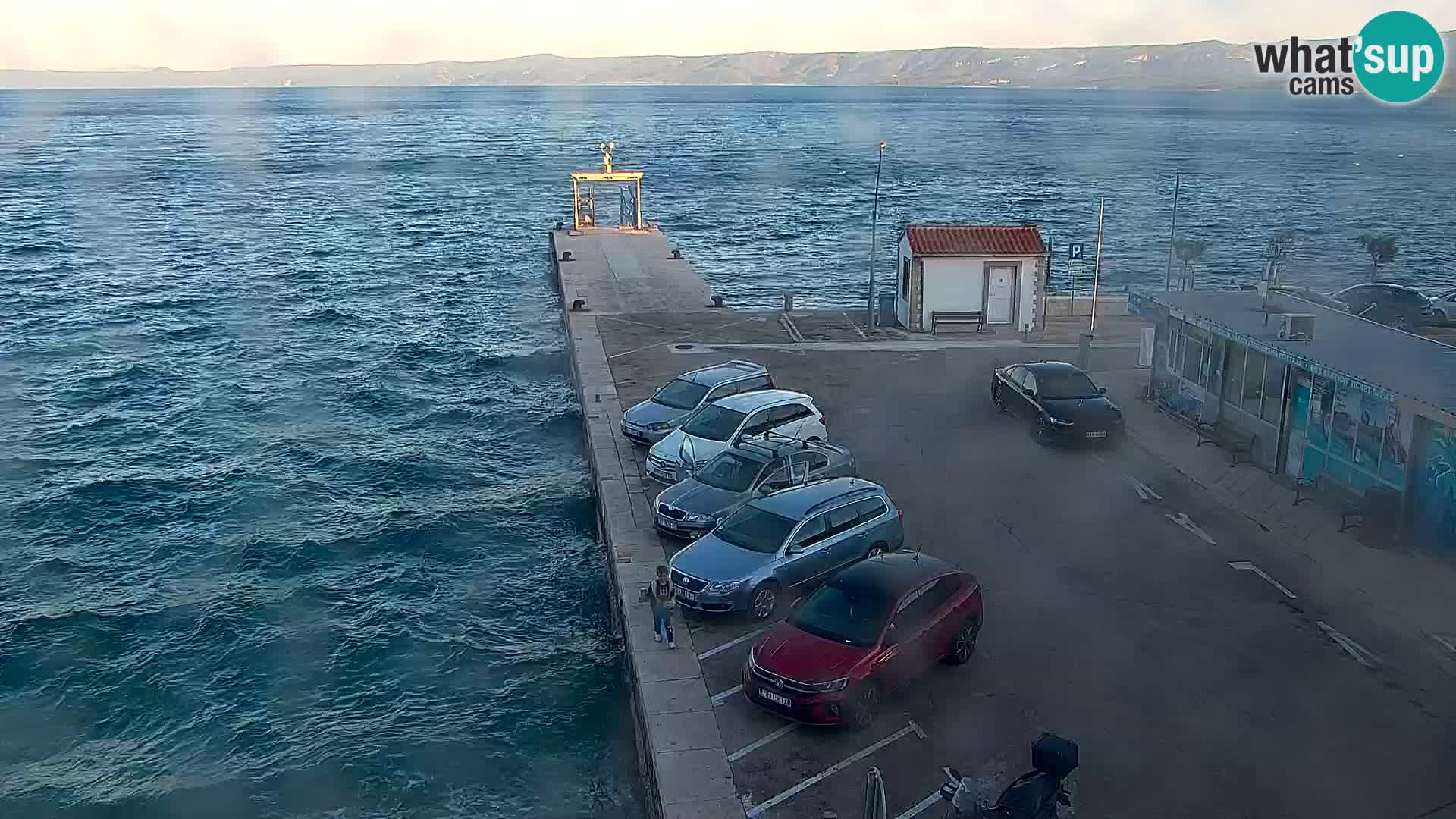 Spletna kamera Bol – Center mesta in marina v živo