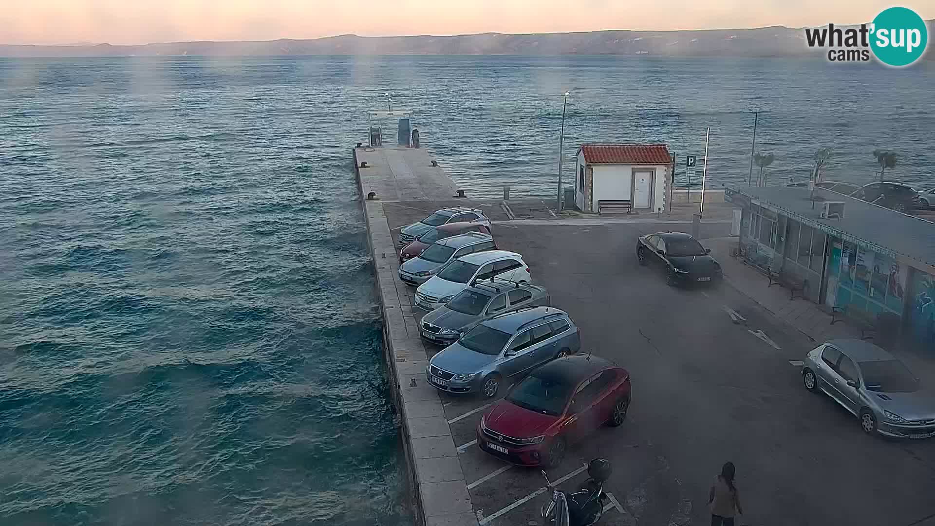Spletna kamera Bol – Center mesta in marina v živo