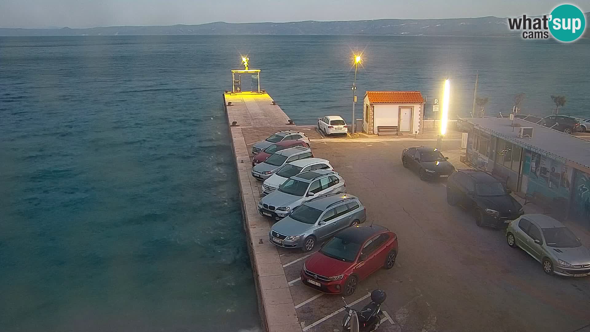 Spletna kamera Bol – Center mesta in marina v živo