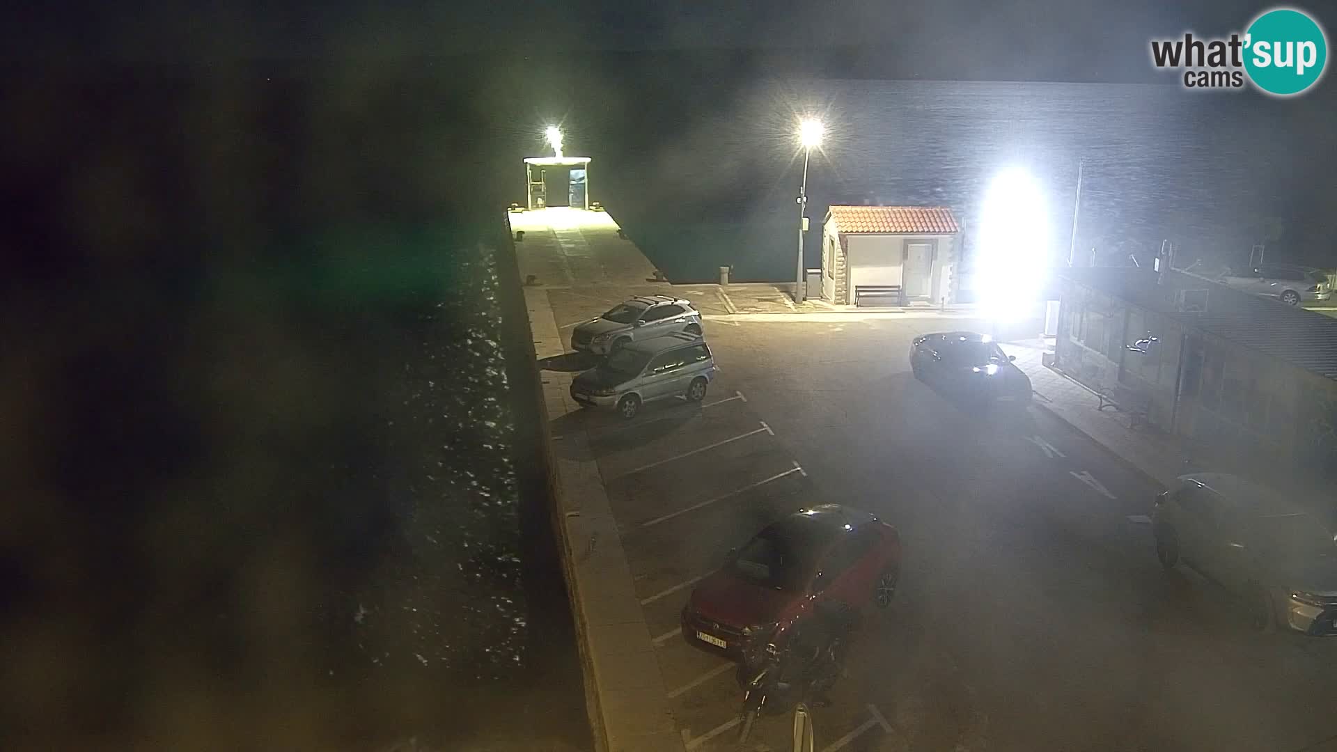 Spletna kamera Bol – Center mesta in marina v živo