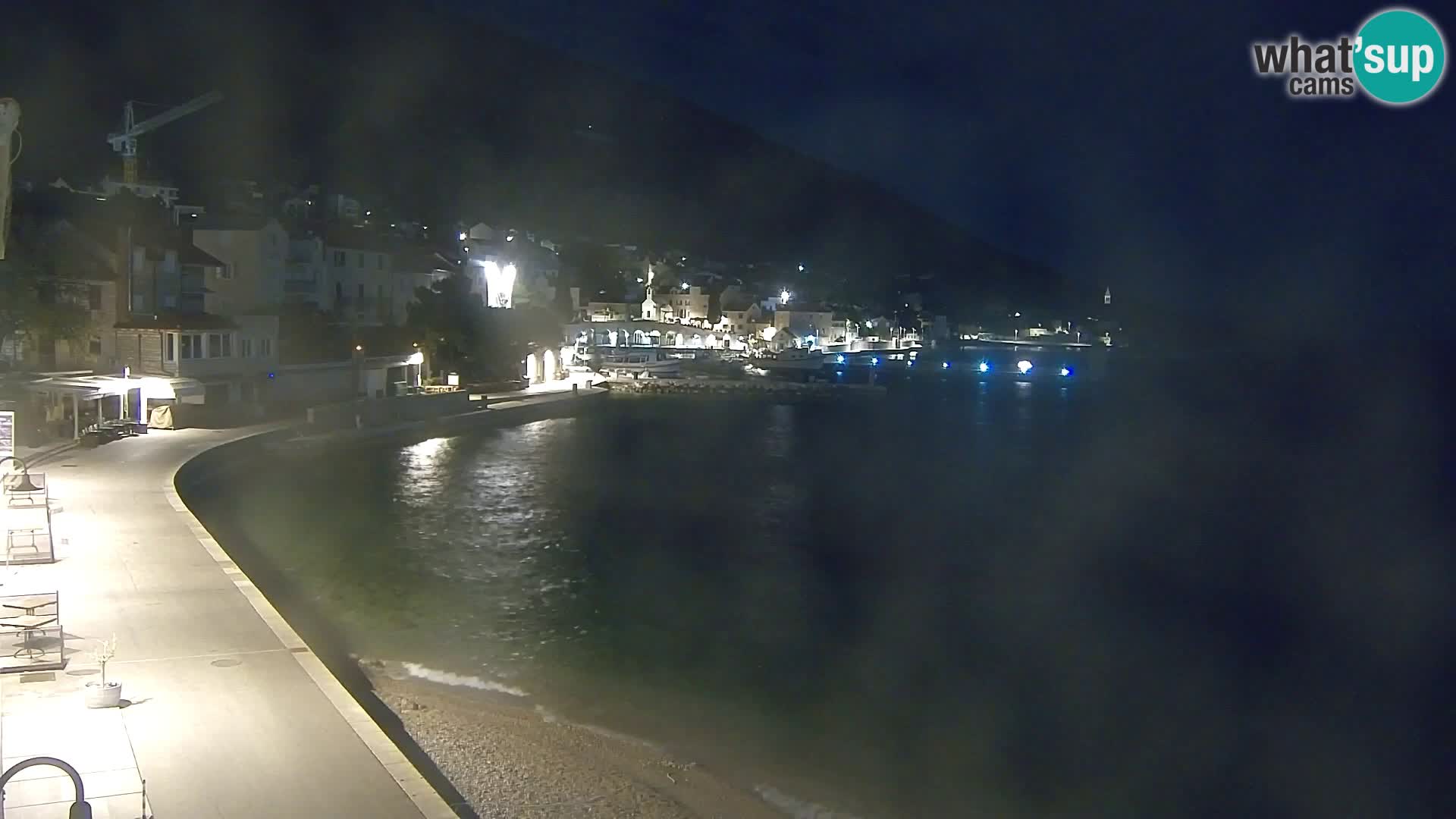 Spletna kamera Bol – Center mesta in marina v živo
