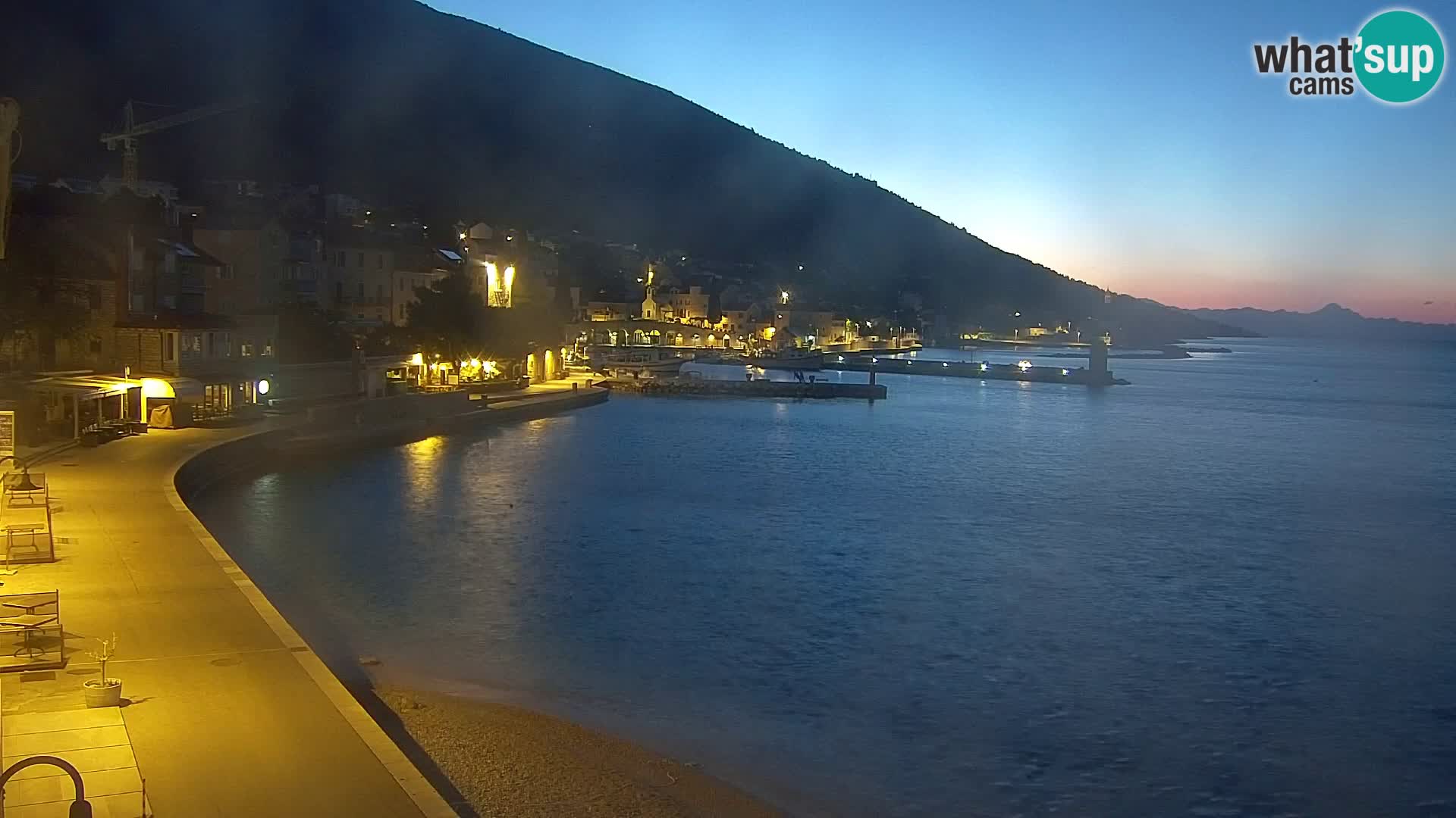 Spletna kamera Bol – Center mesta in marina v živo