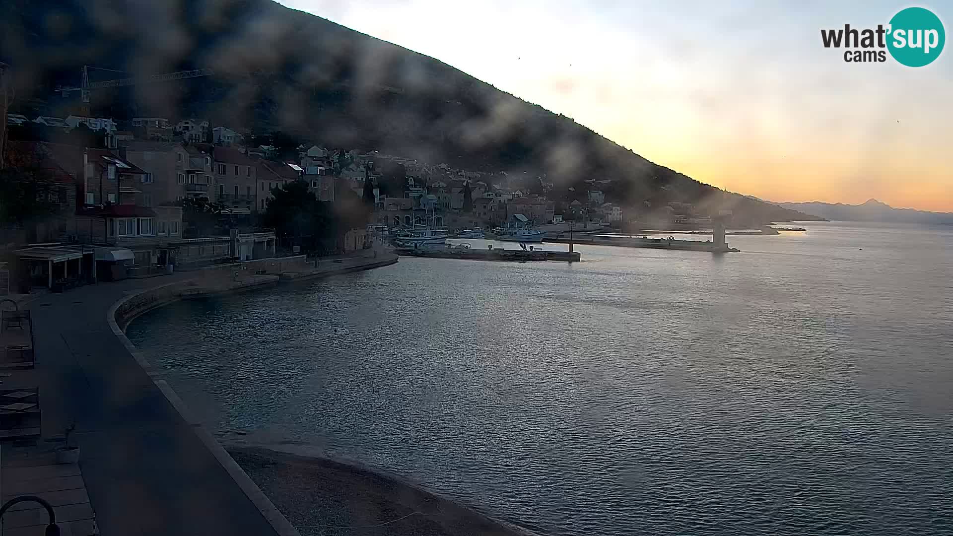 Spletna kamera Bol – Center mesta in marina v živo