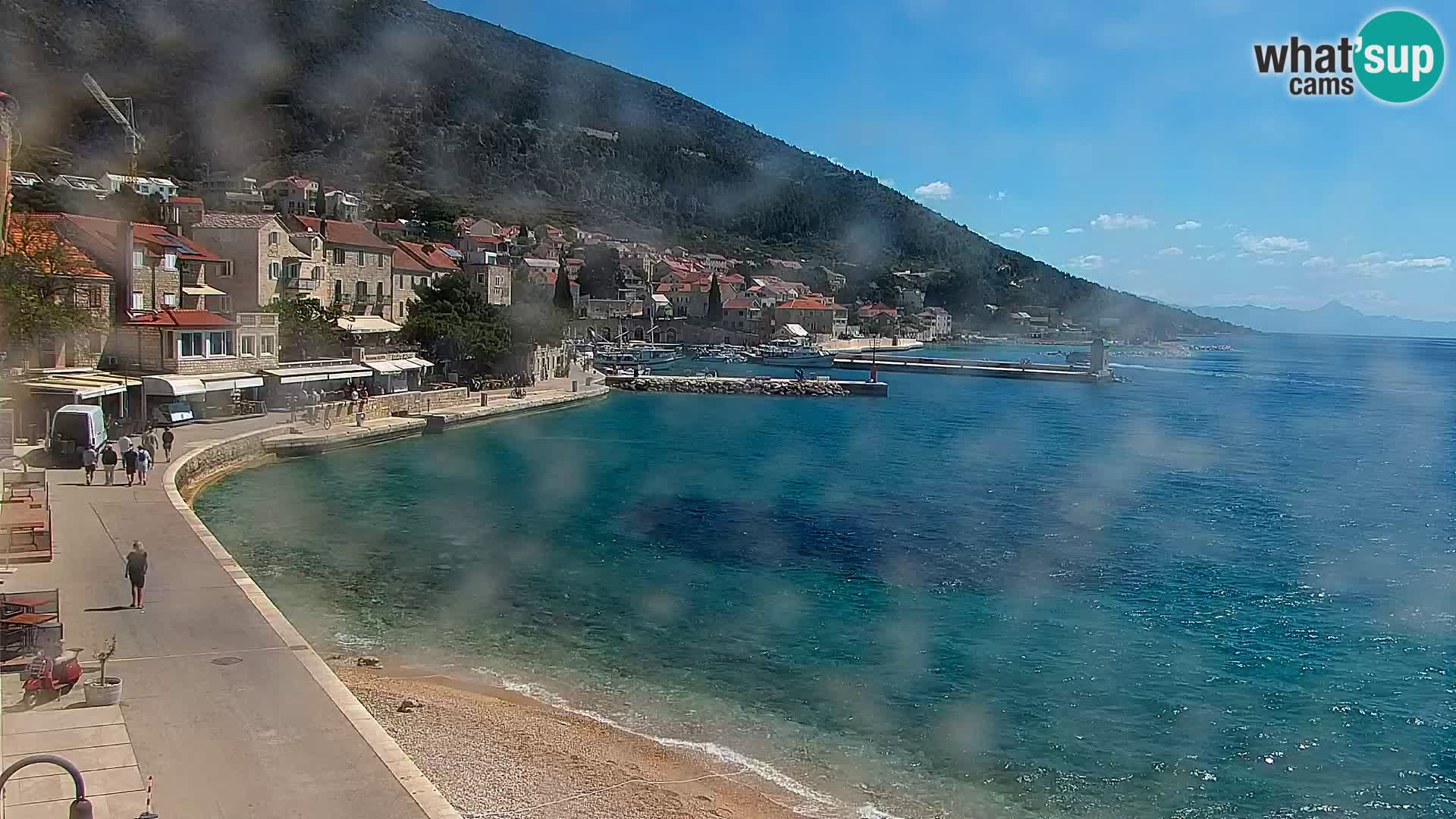 Spletna kamera Bol – Center mesta in marina v živo