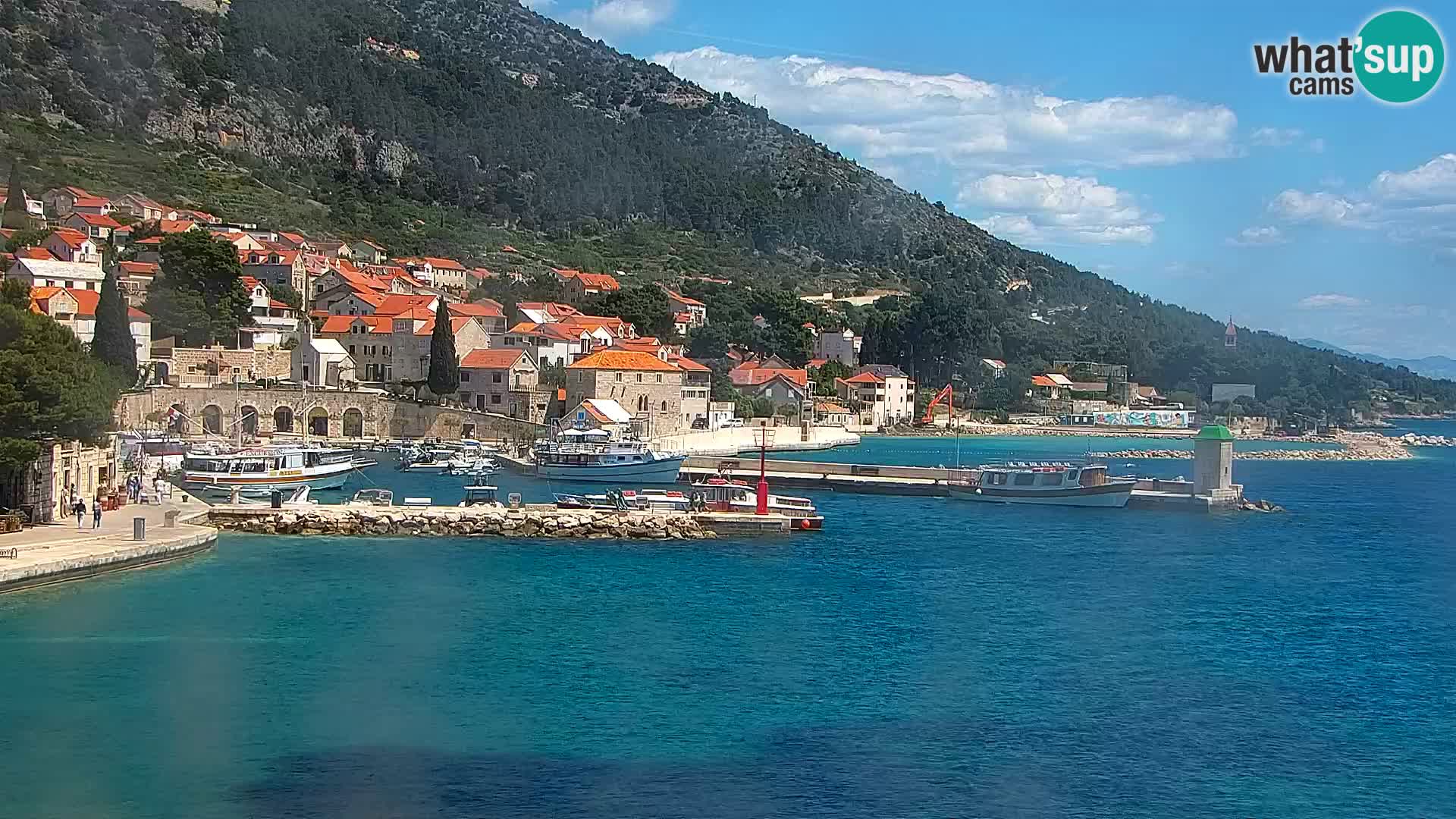 Spletna kamera Bol – Center mesta in marina v živo