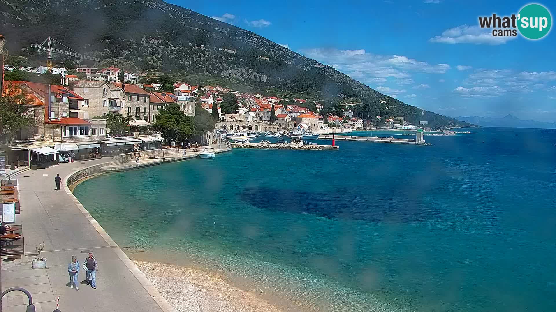 Spletna kamera Bol – Center mesta in marina v živo