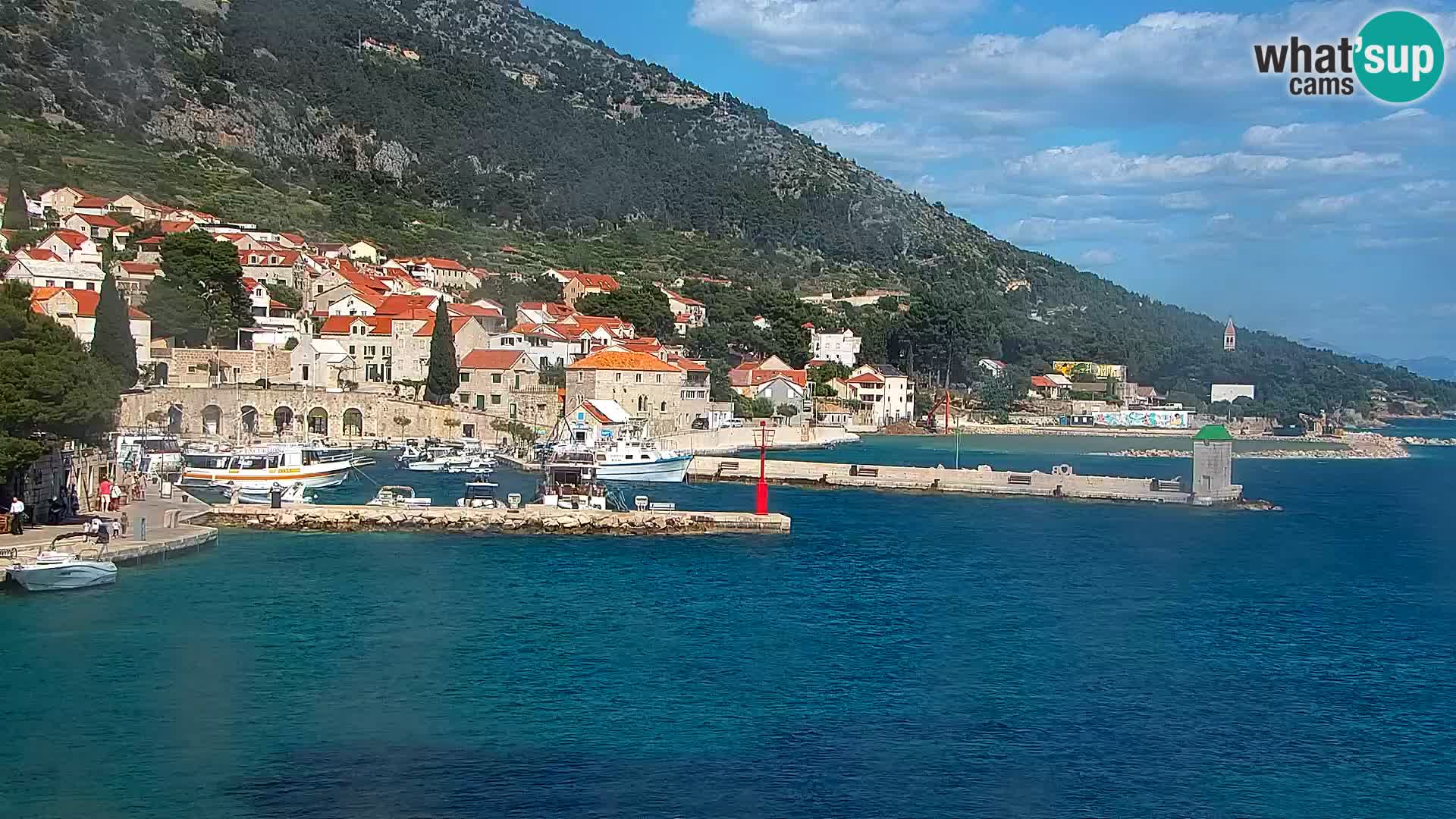 Spletna kamera Bol – Center mesta in marina v živo