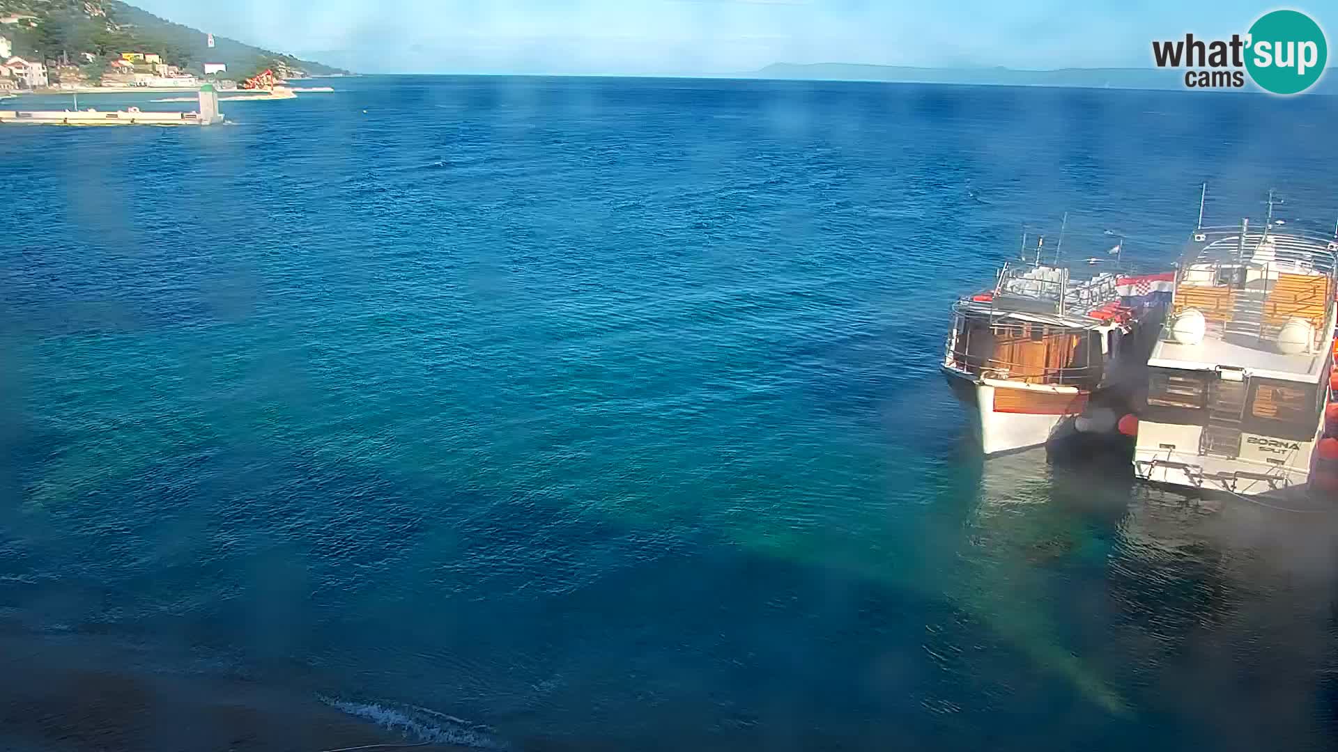 Spletna kamera Bol – Center mesta in marina v živo