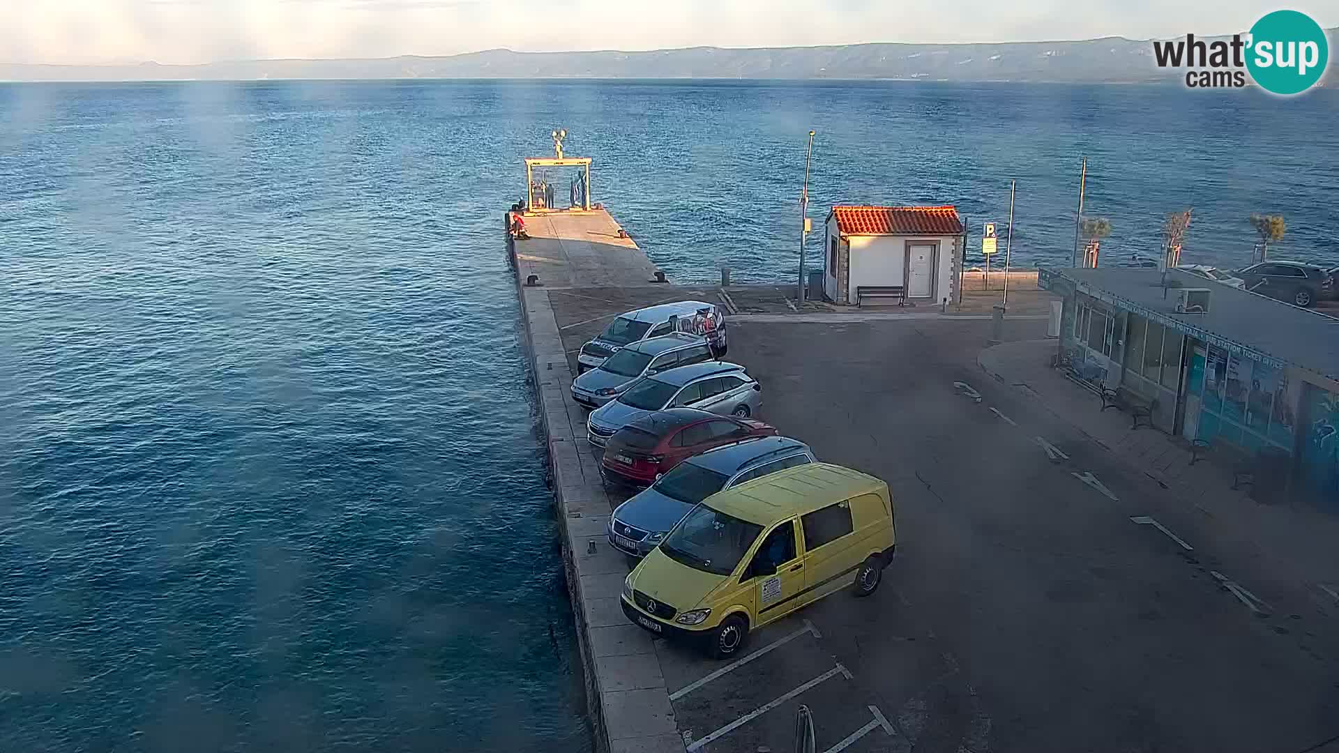 Spletna kamera Bol – Center mesta in marina v živo