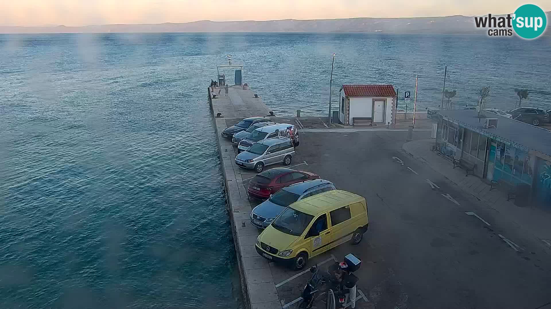 Spletna kamera Bol – Center mesta in marina v živo