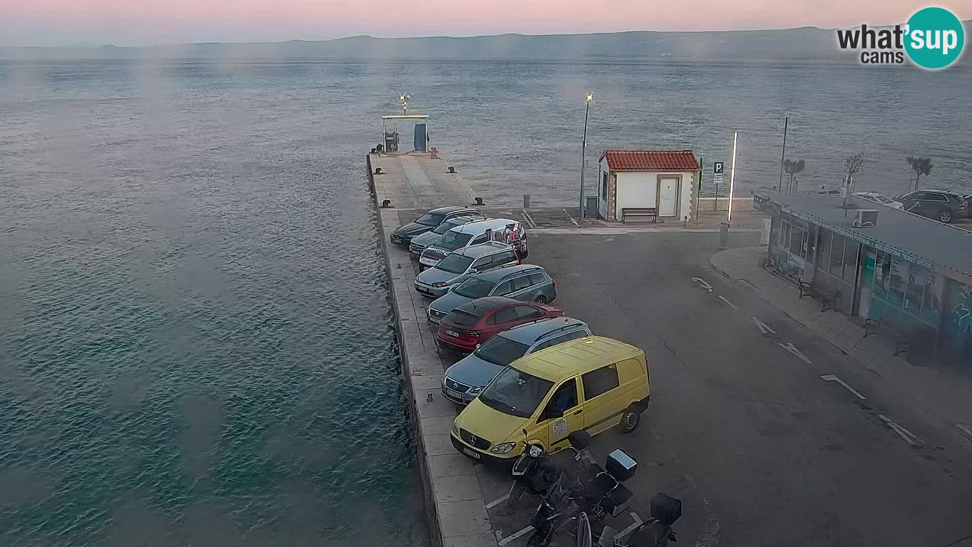 Spletna kamera Bol – Center mesta in marina v živo