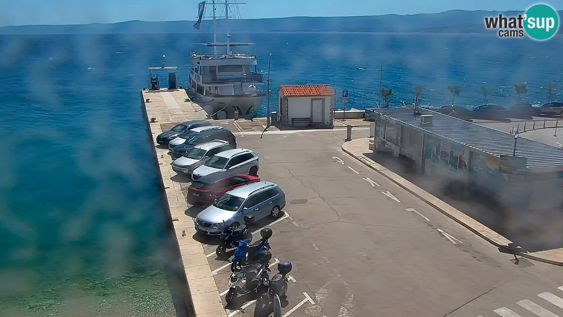 Spletna kamera Bol – Center mesta in marina v živo