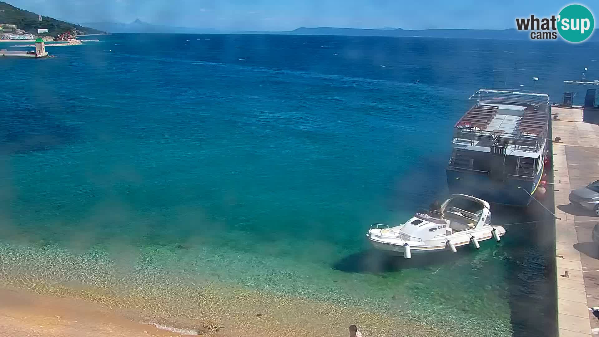 Spletna kamera Bol – Center mesta in marina v živo