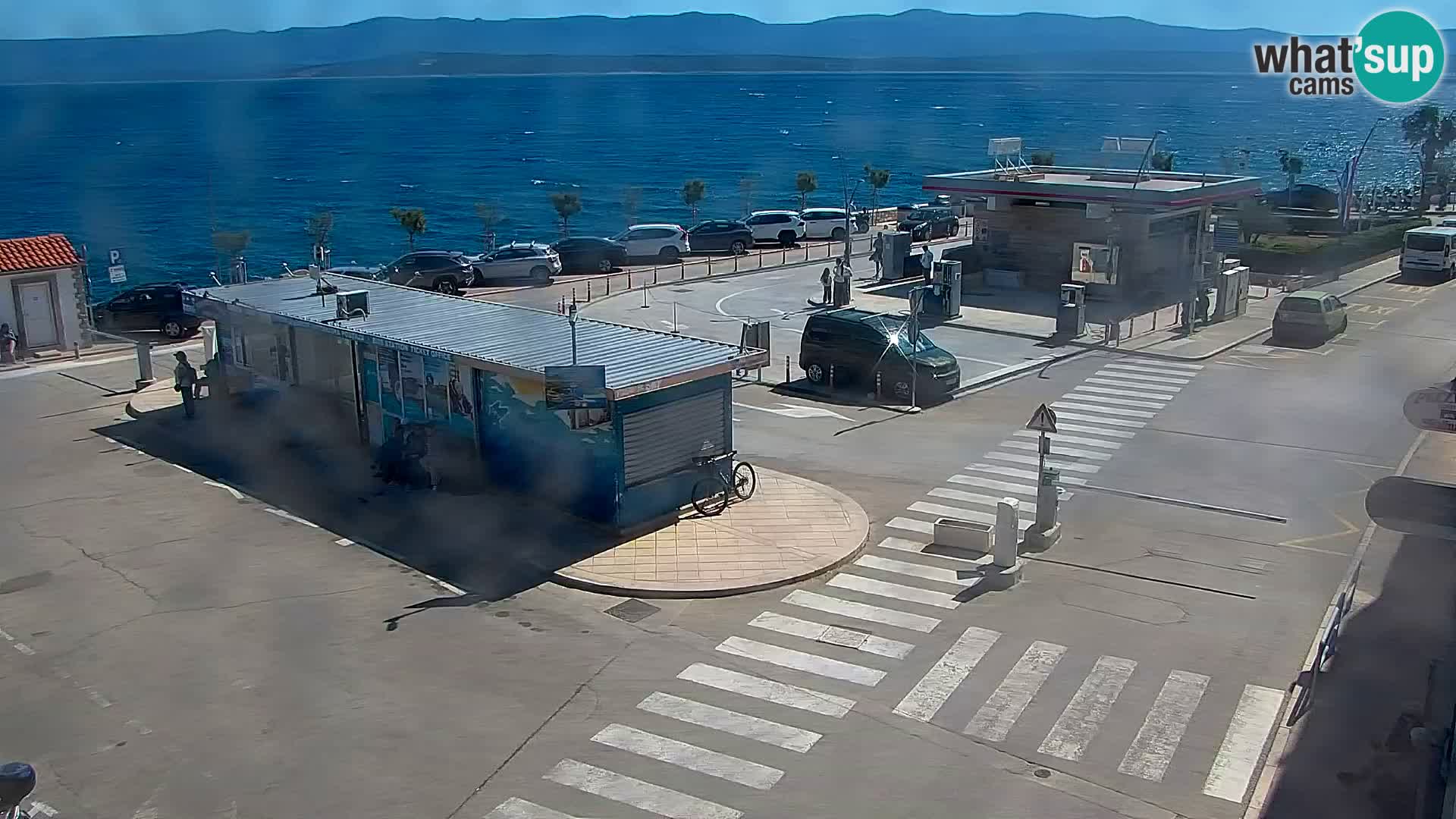 Spletna kamera Bol – Center mesta in marina v živo