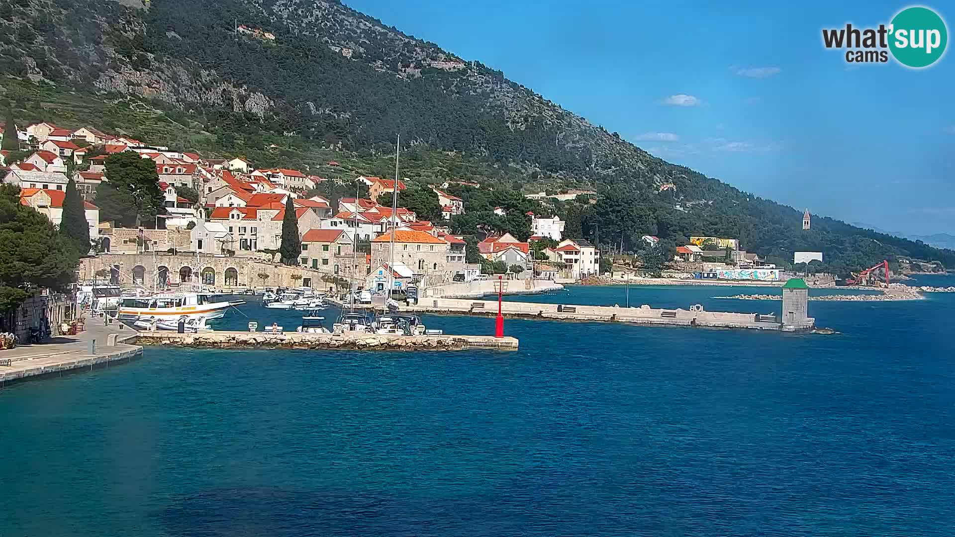 Spletna kamera Bol – Center mesta in marina v živo