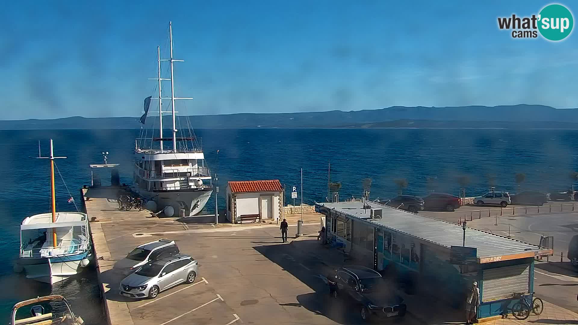 Web kamera Bol – Centar mjesta i marina | Pogled uživo