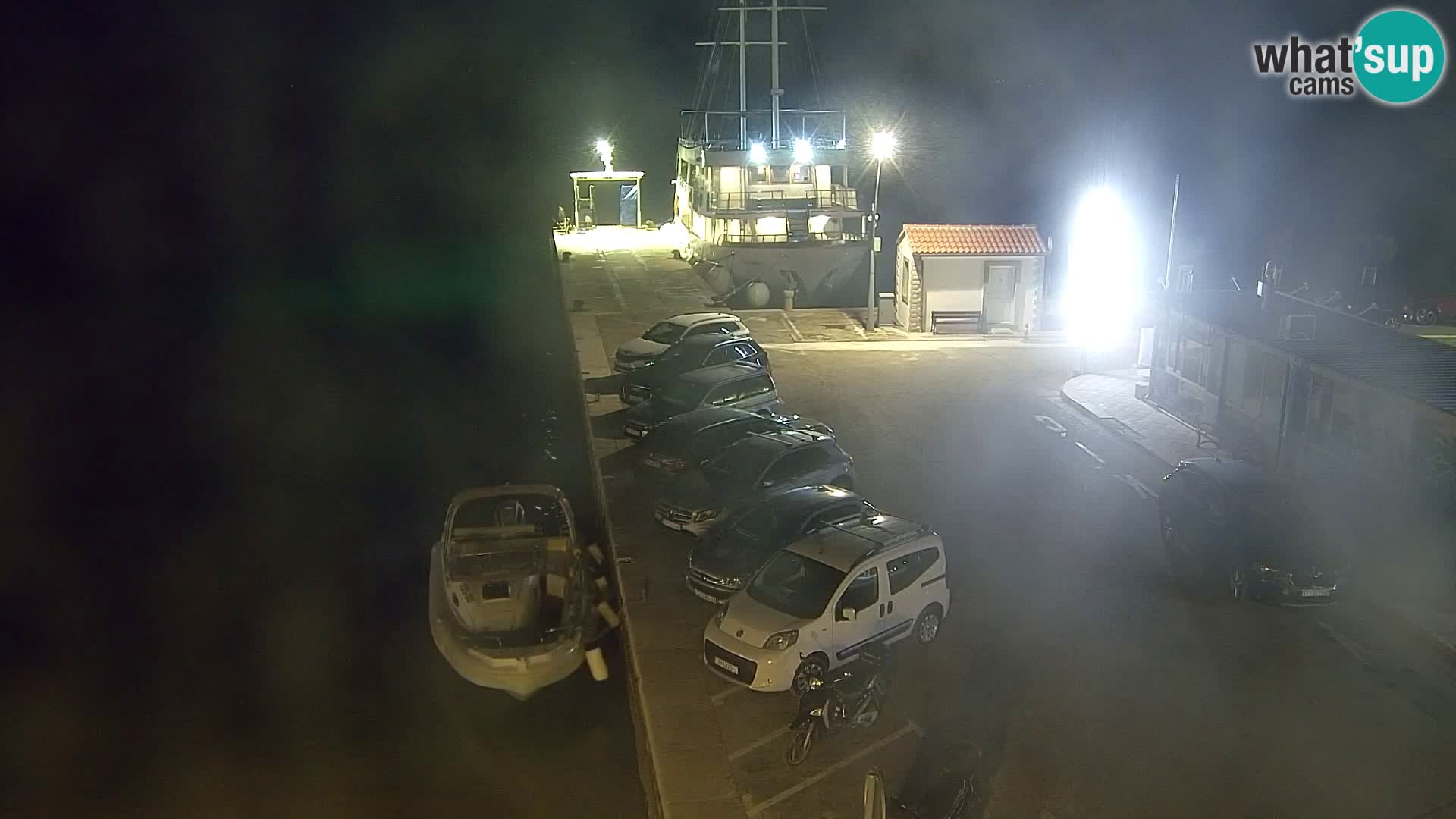 Spletna kamera Bol – Center mesta in marina v živo