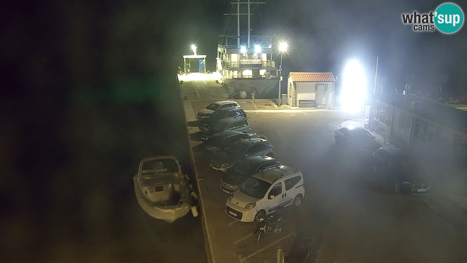 Spletna kamera Bol – Center mesta in marina v živo