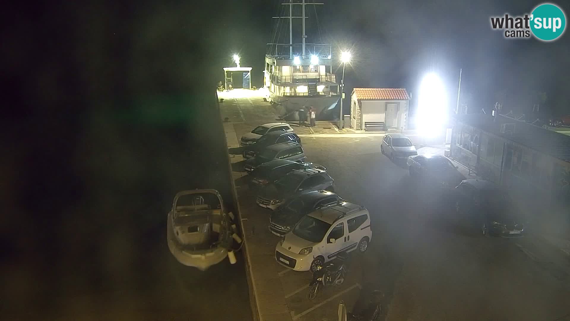Spletna kamera Bol – Center mesta in marina v živo
