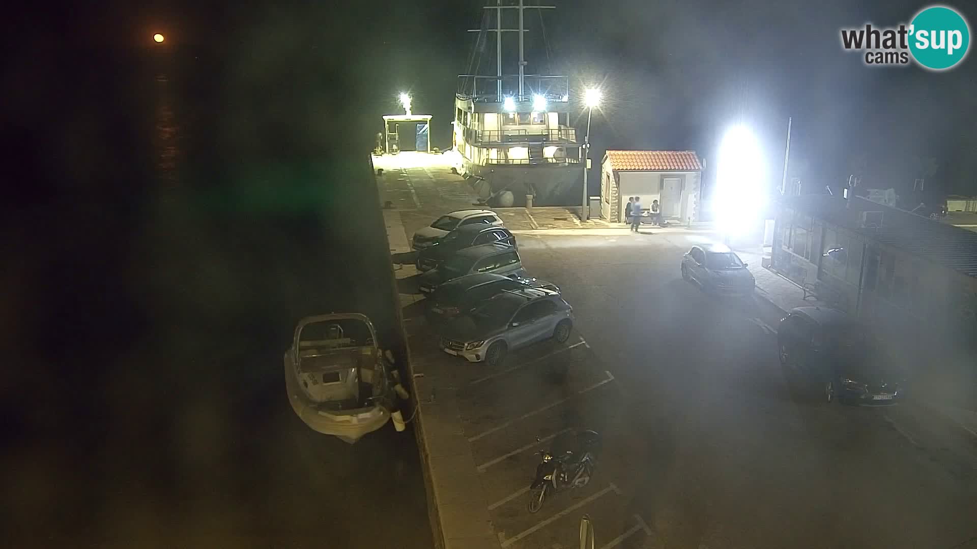 Spletna kamera Bol – Center mesta in marina v živo