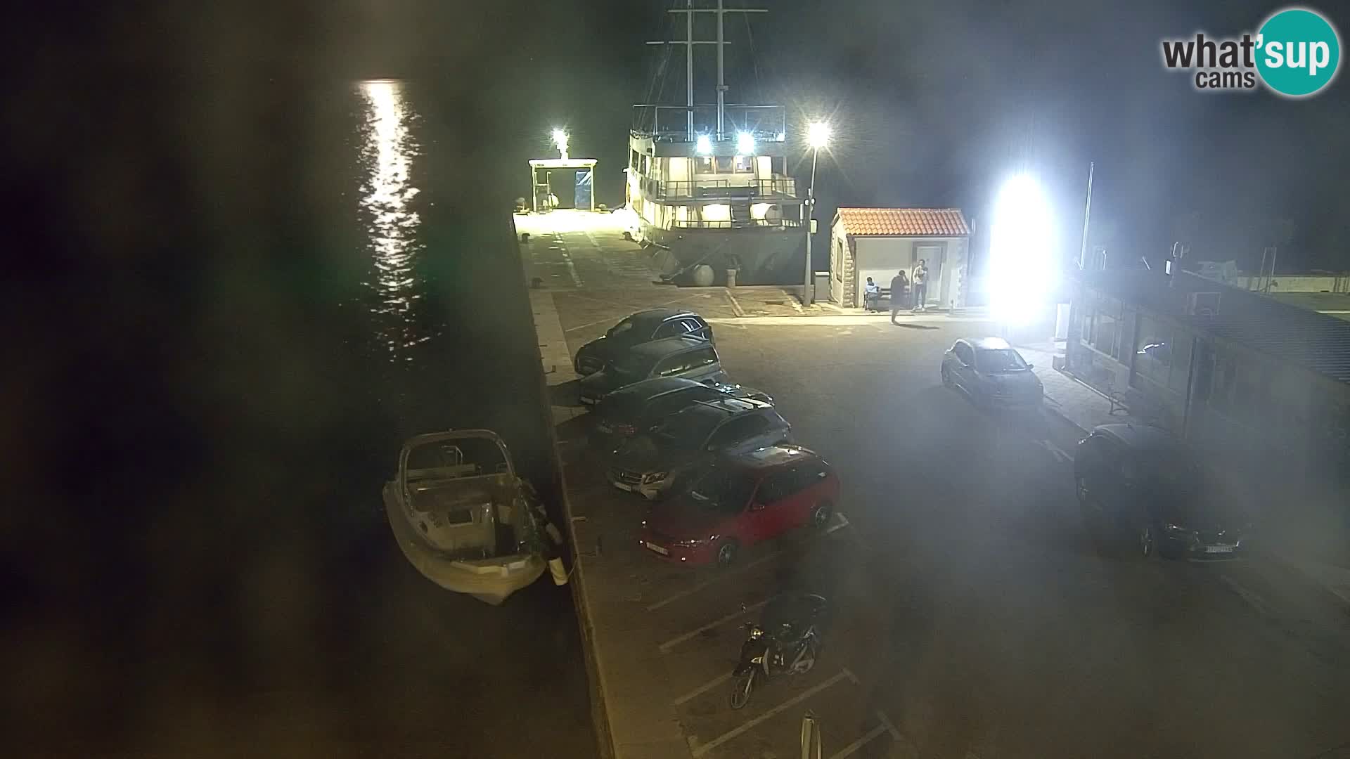 Spletna kamera Bol – Center mesta in marina v živo
