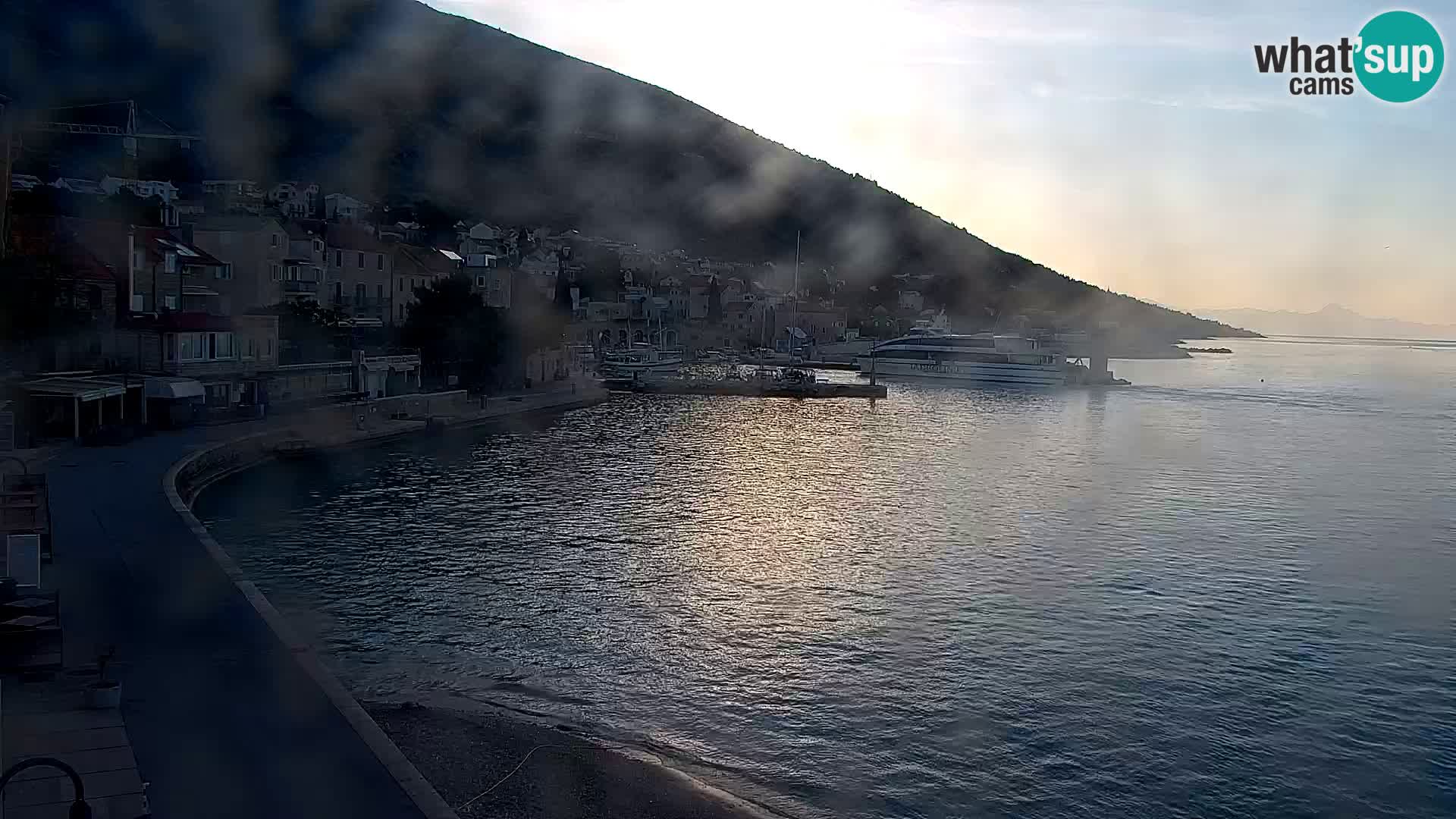 Web kamera Bol – Centar mjesta i marina | Pogled uživo