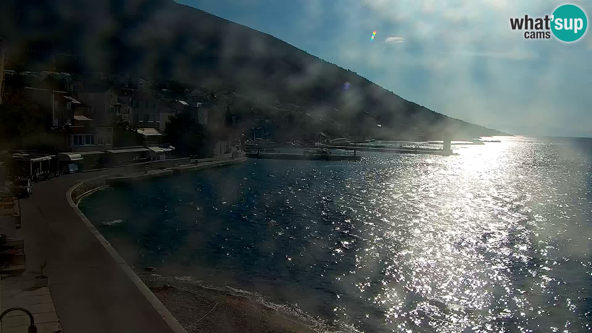 Spletna kamera Bol – Center mesta in marina v živo