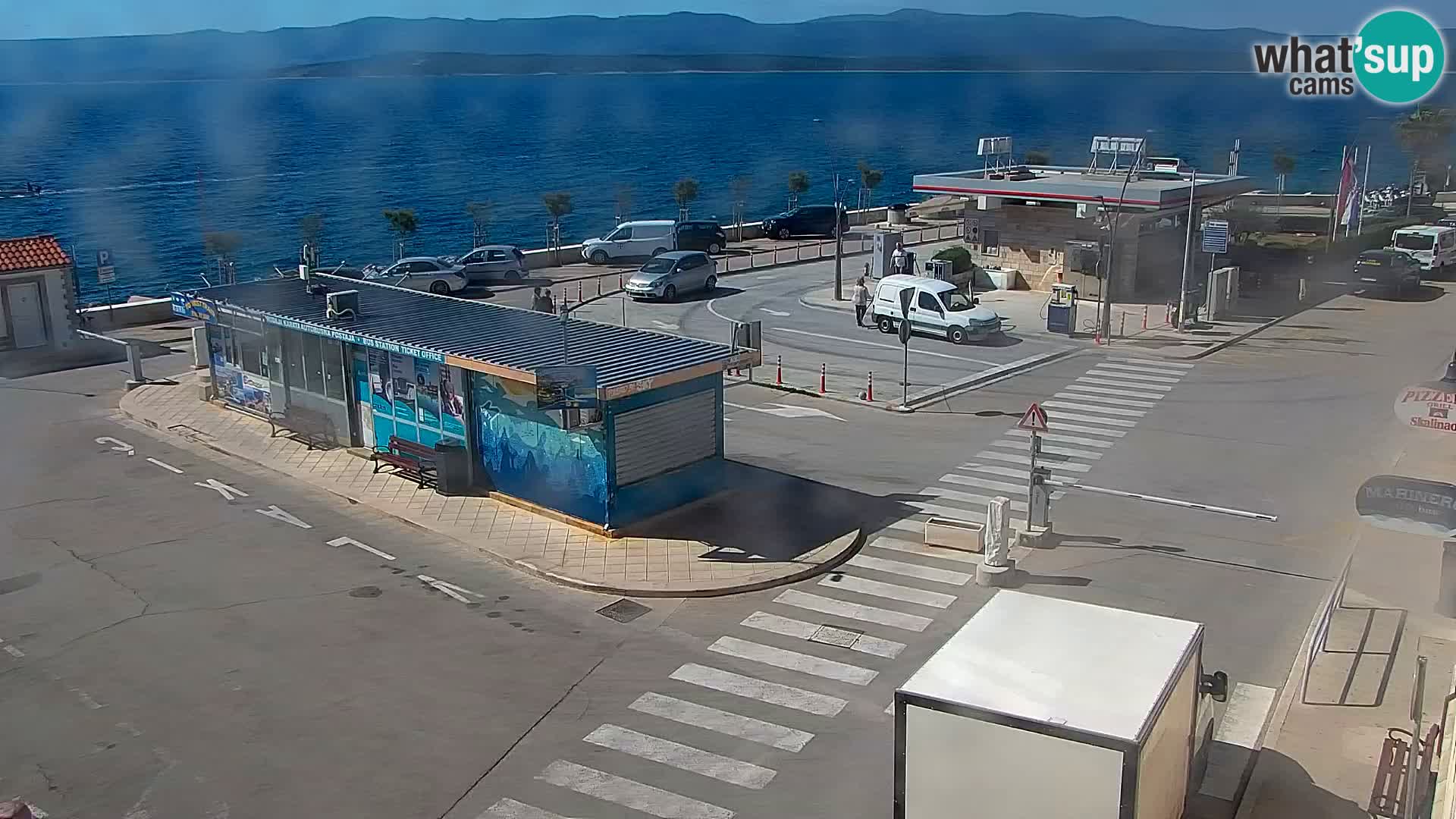 Spletna kamera Bol – Center mesta in marina v živo
