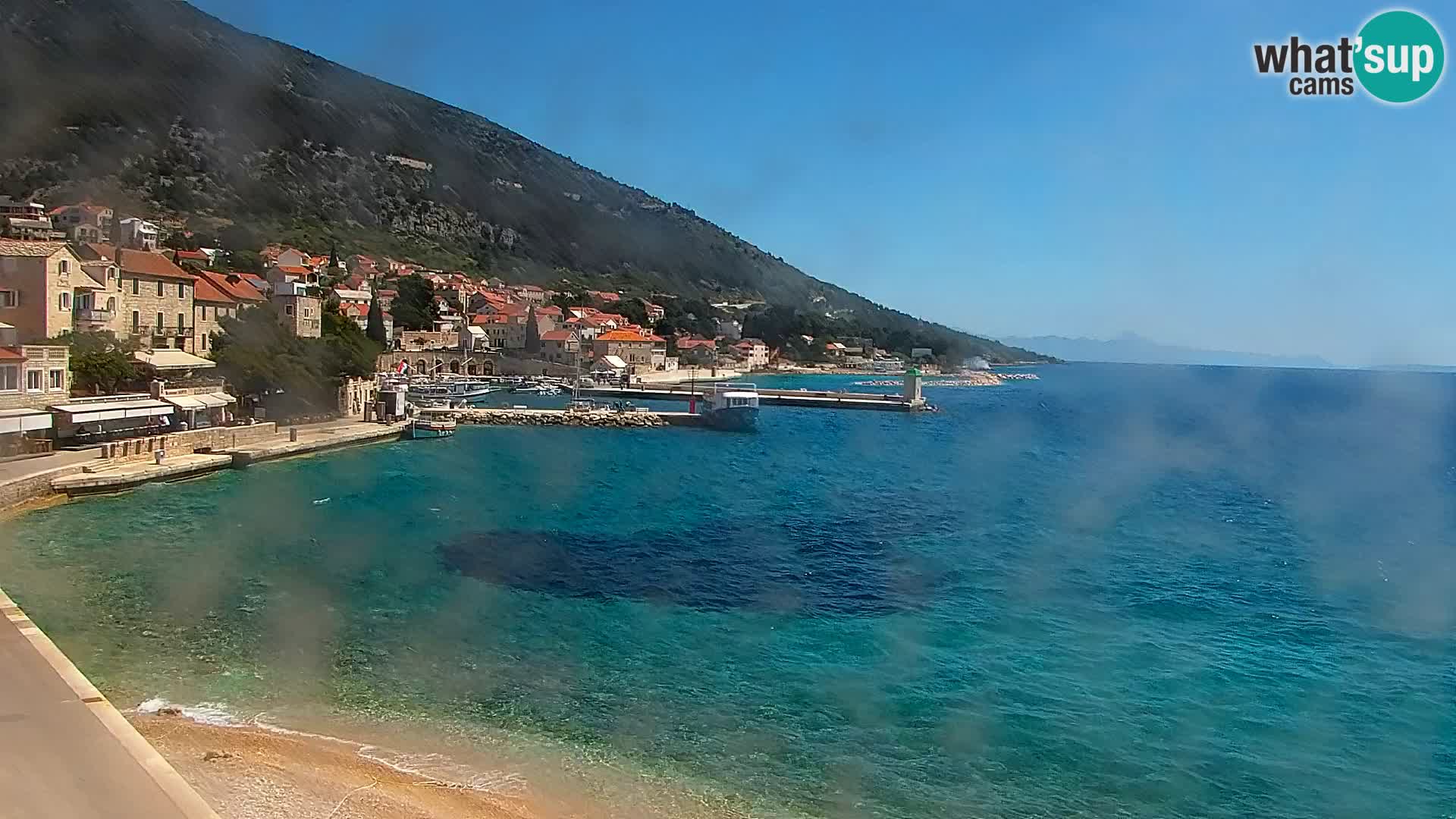 Web kamera Bol – Centar mjesta i marina | Pogled uživo