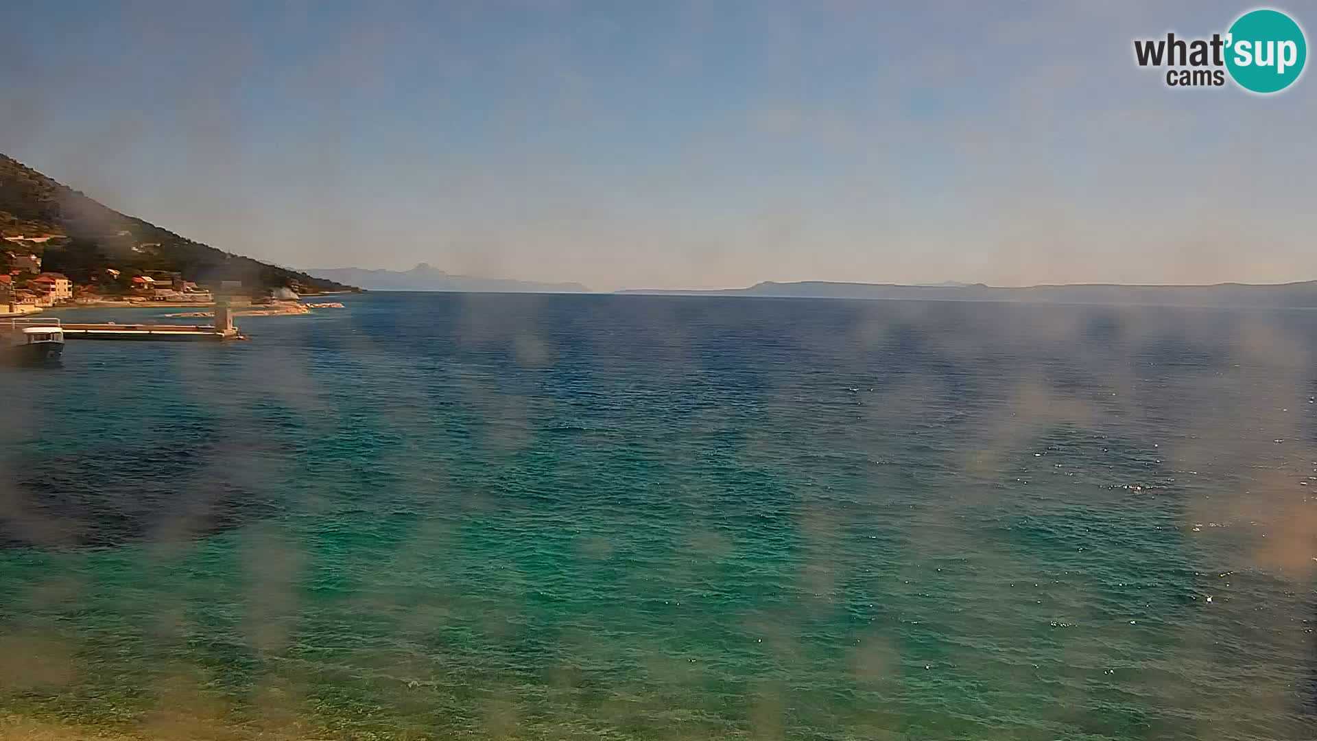Spletna kamera Bol – Center mesta in marina v živo